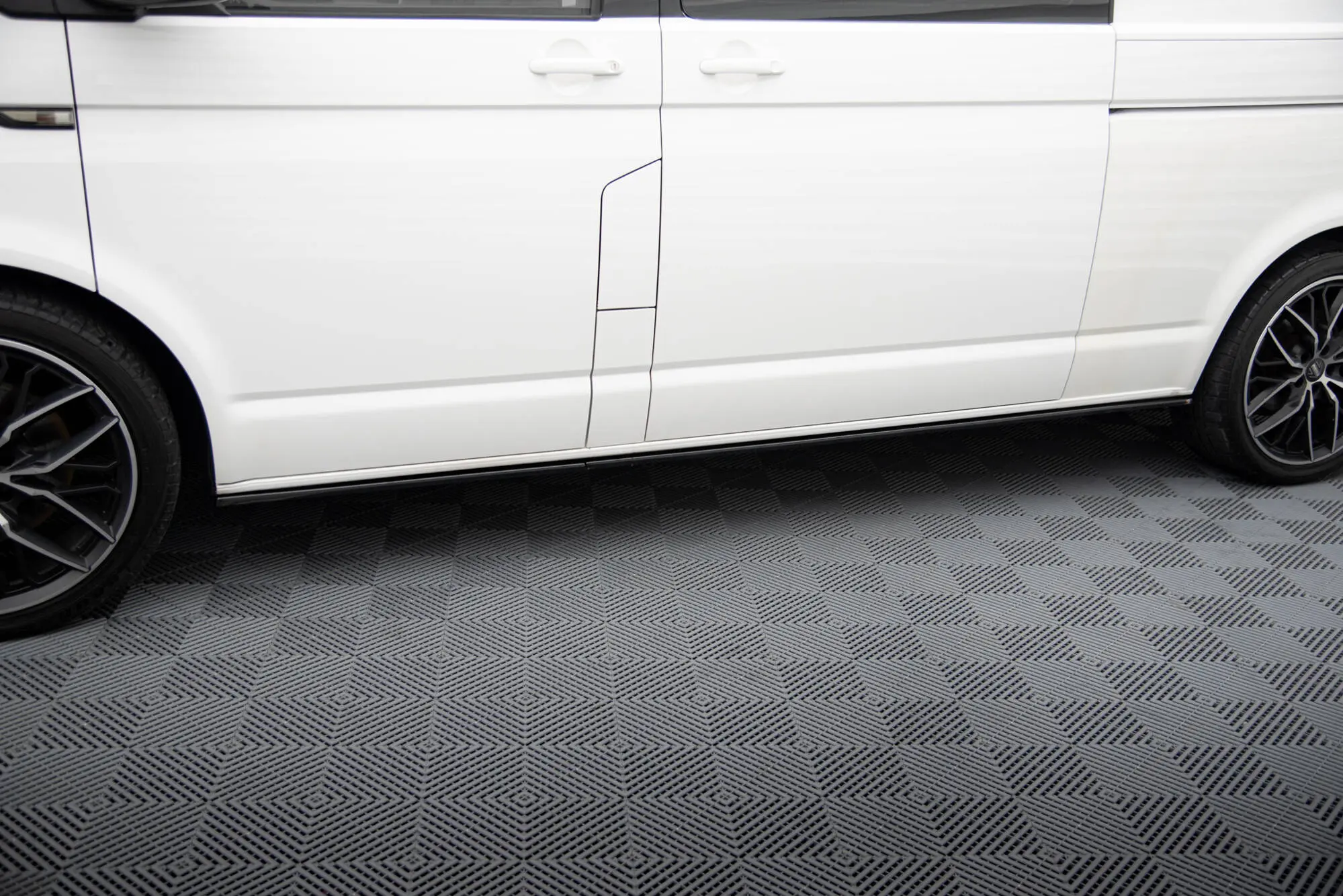Sideskjørt VW T6.1 Long facelift 2019 - 2023 | Glossy Black Edition