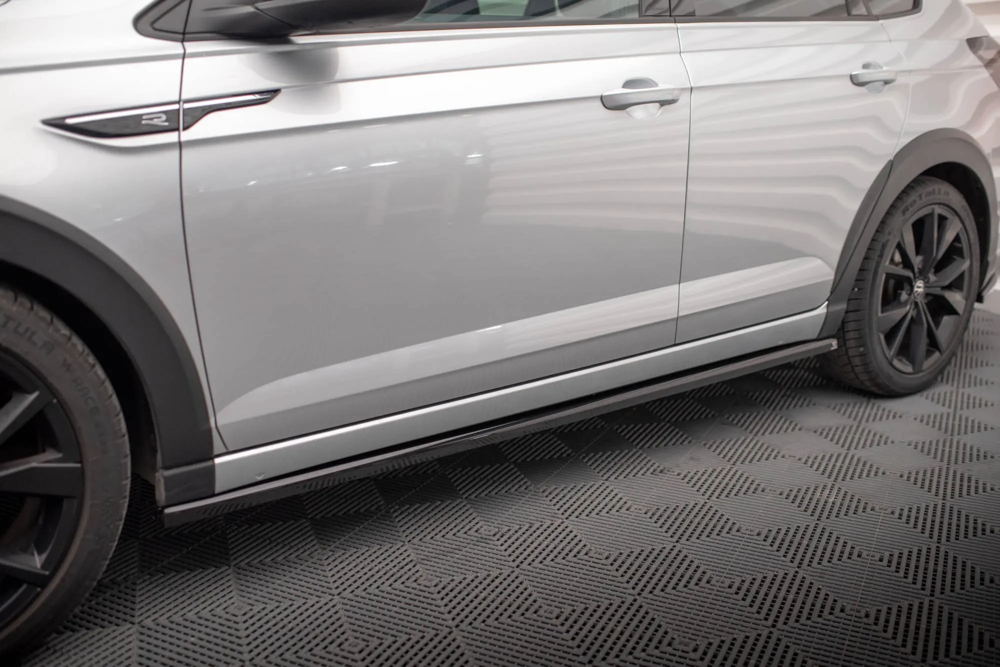 Sideskjørt VW Taigo R-Line 2021-> | Glossy Black Edition