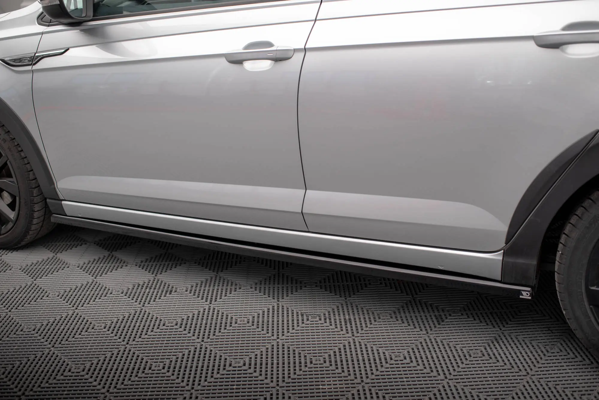 Sideskjørt VW Taigo R-Line 2021-> | Glossy Black Edition – bilde 3