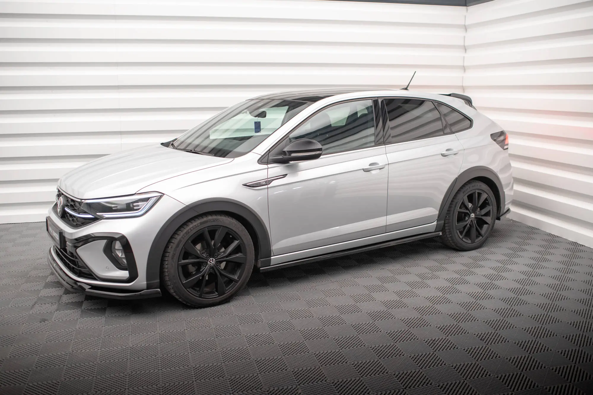 Sideskjørt VW Taigo R-Line 2021-> | Glossy Black Edition – bilde 4