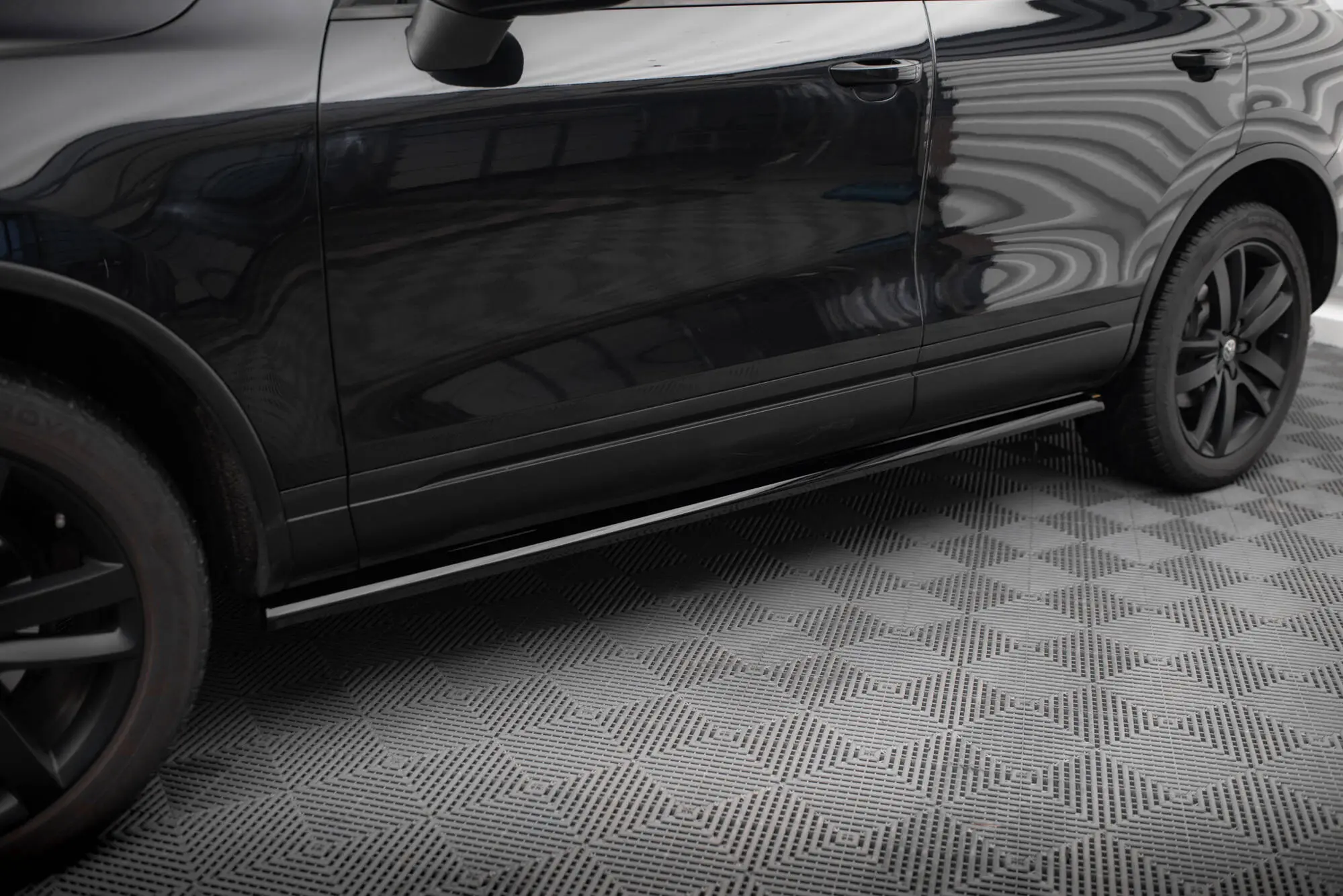 Sideskjørt VW Touareg 7P 2010 - 2014 | Glossy Black Edition