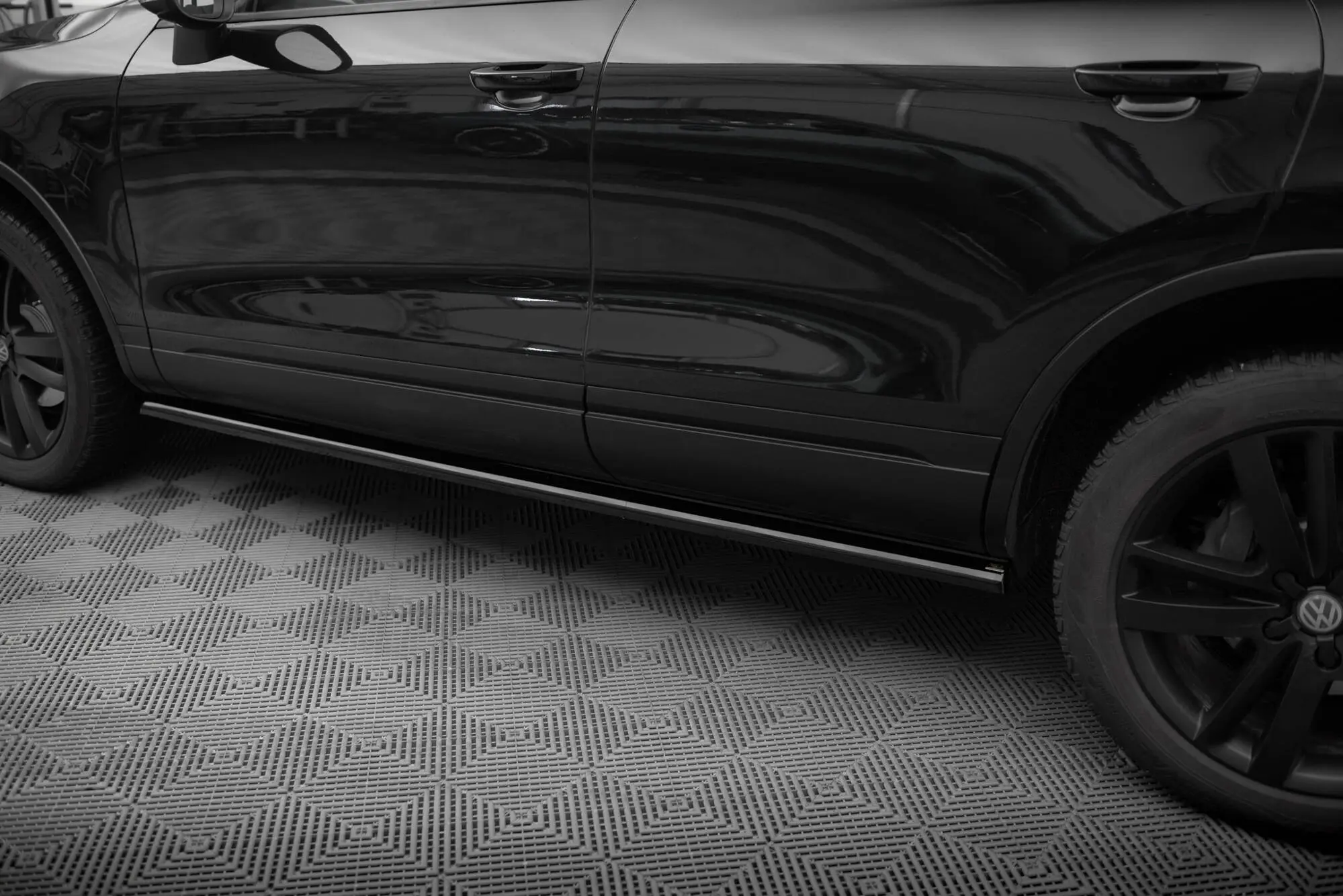 Sideskjørt VW Touareg 7P 2010 - 2014 | Glossy Black Edition – bilde 2