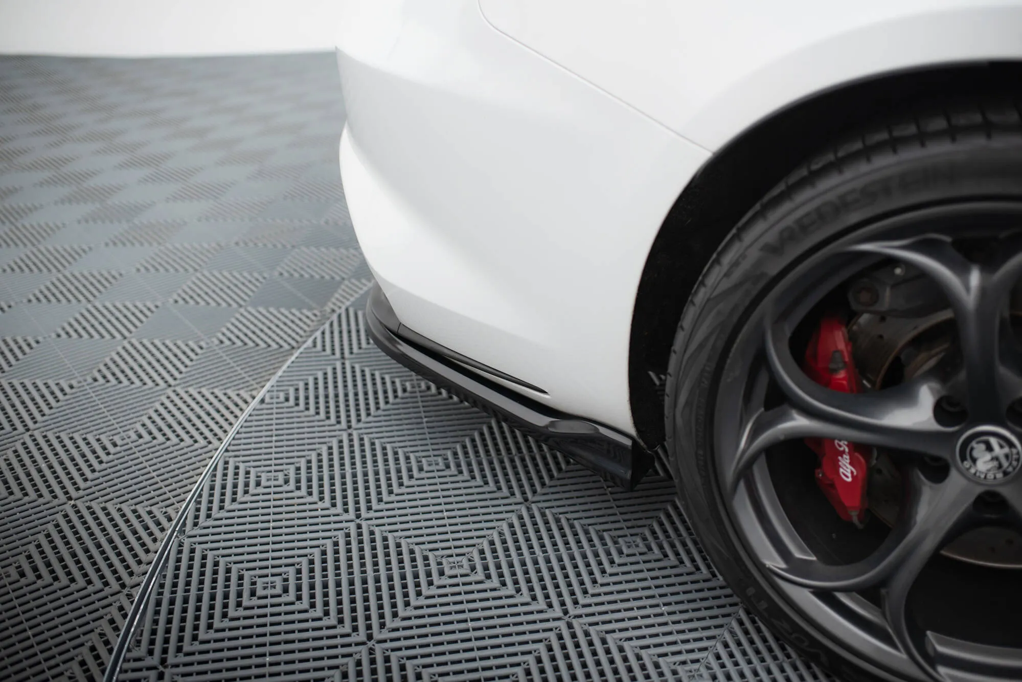 Sidesplitters bak Alfa Romeo Giulia Quadrifoglio 2015 -> | Glossy Black Edition – bilde 2