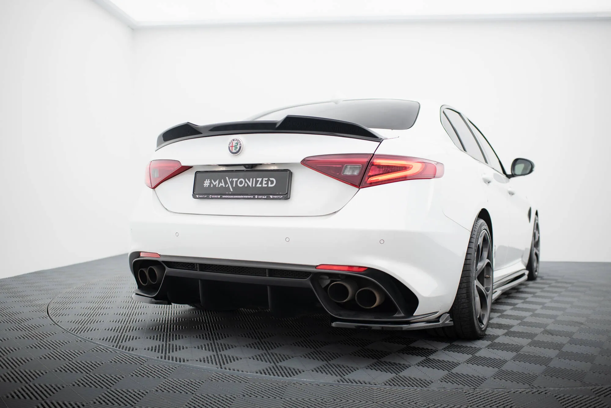 Sidesplitters bak Alfa Romeo Giulia Quadrifoglio 2015 -> | Glossy Black Edition – bilde 3