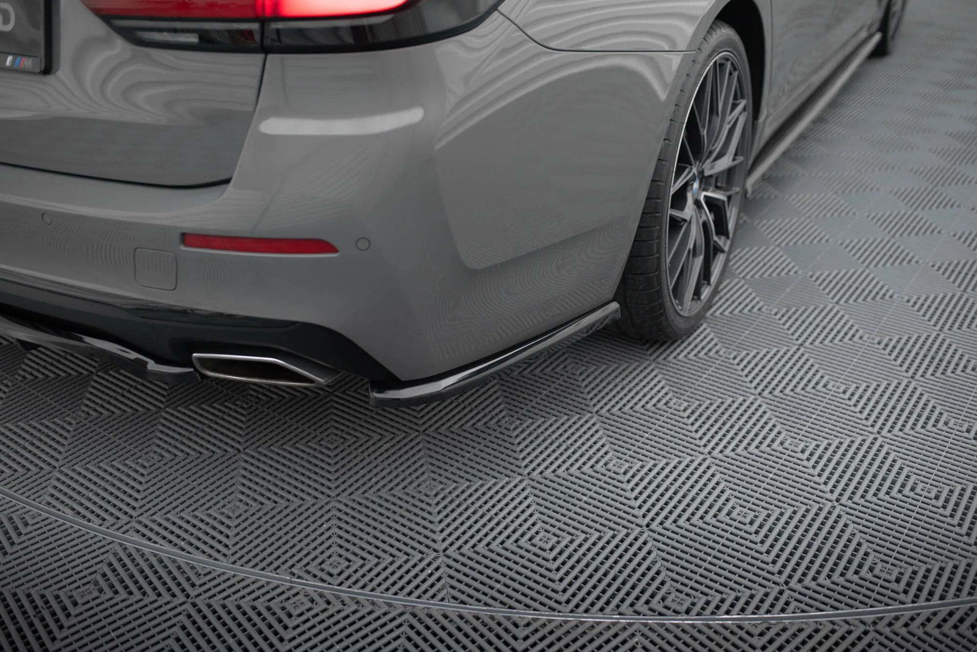 Sidesplitters bak BMW 5 (G30/G31) Facelift 2020 - 2023 | Glossy Black Edition