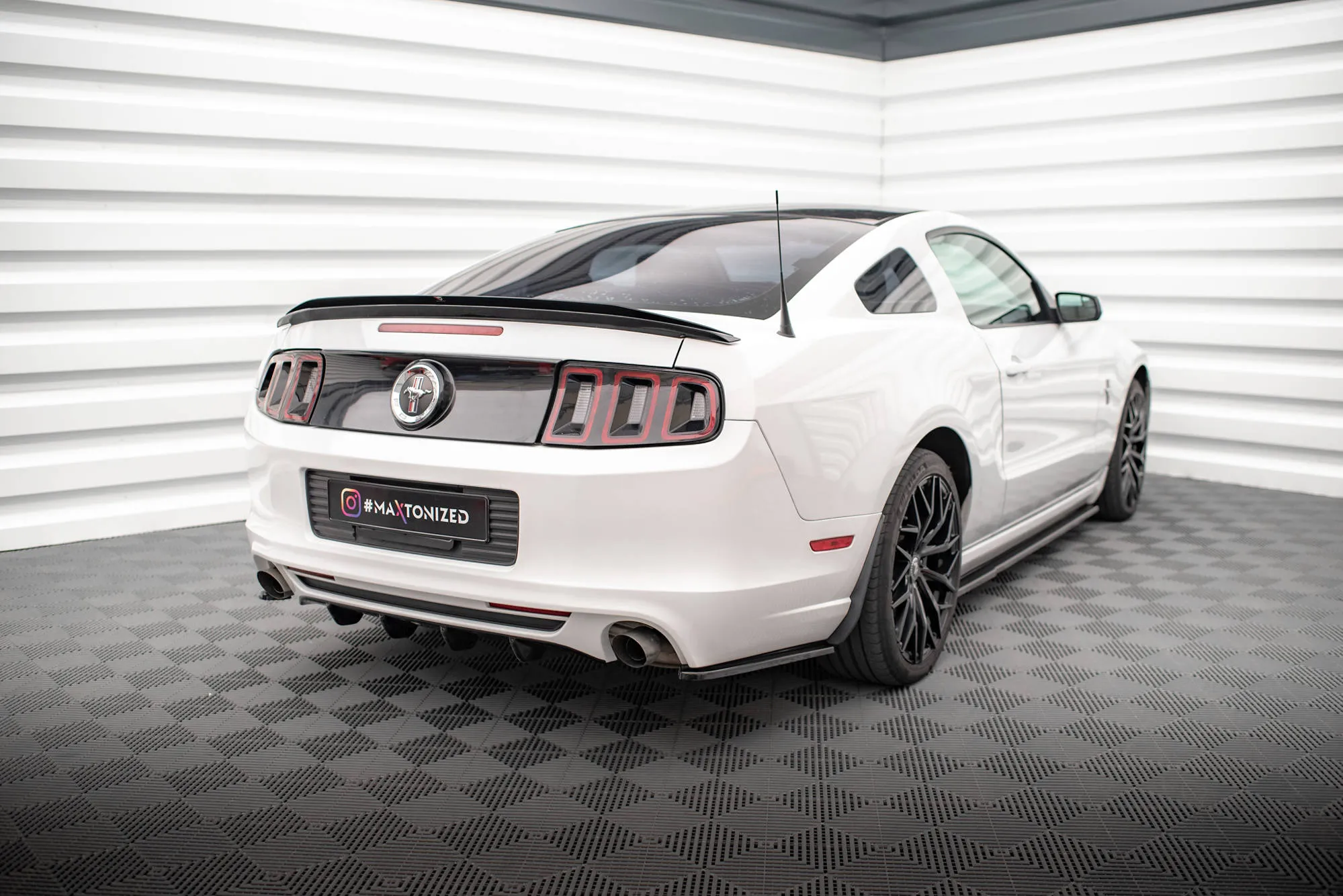 Sidesplitters bak Ford Mustang Mk5 Facelift 2009 - 2014 | Glossy Black Edition – bilde 2