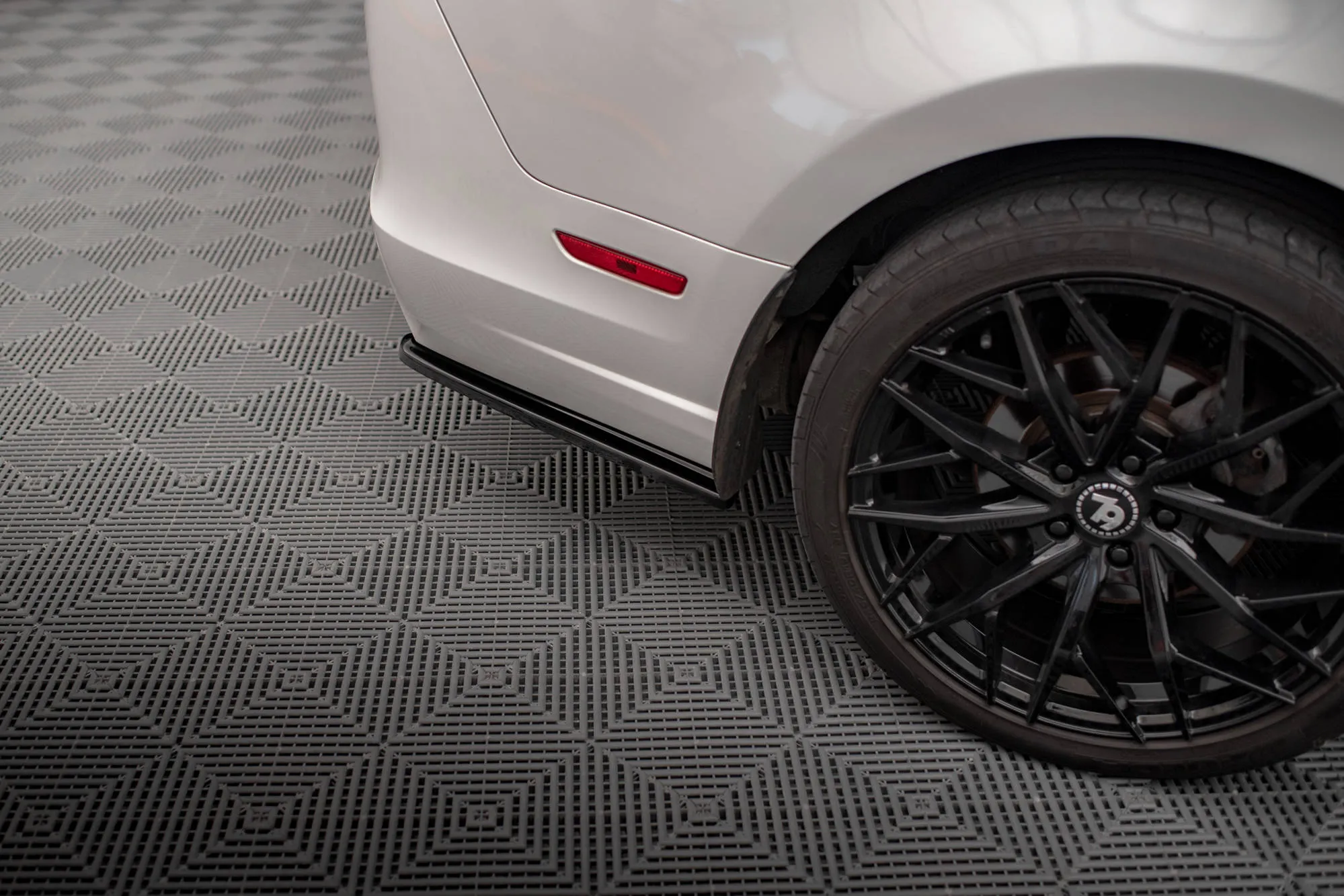 Sidesplitters bak Ford Mustang Mk5 Facelift 2009 - 2014 | Glossy Black Edition – bilde 3