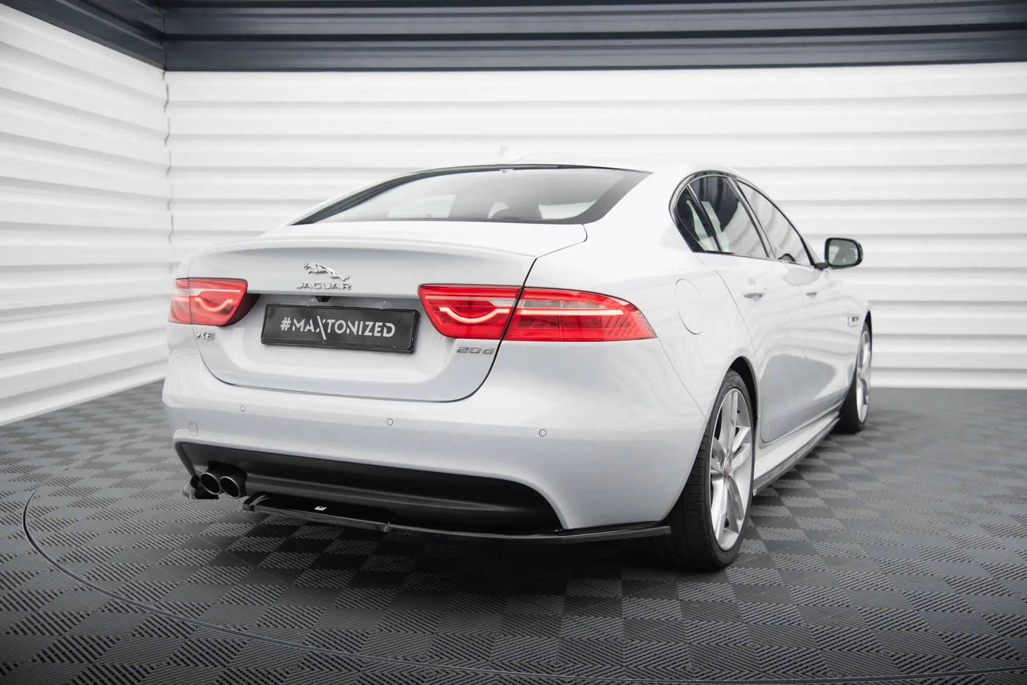 Sidesplitters bak Jaguar XE R-Sport X760 2015 - > | Glossy Black Edition