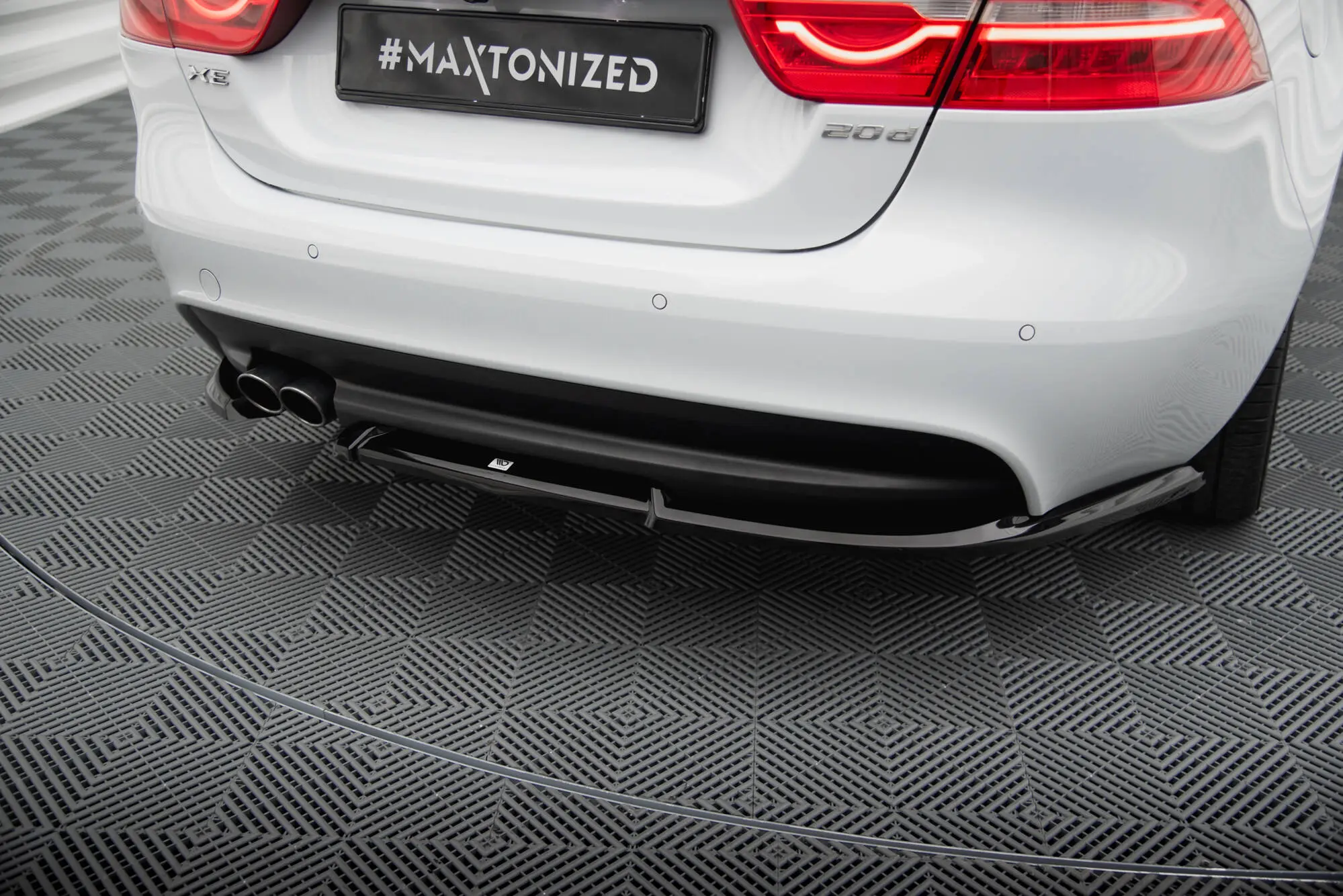 Sidesplitters bak Jaguar XE R-Sport X760 2015 - > | Glossy Black Edition – bilde 2