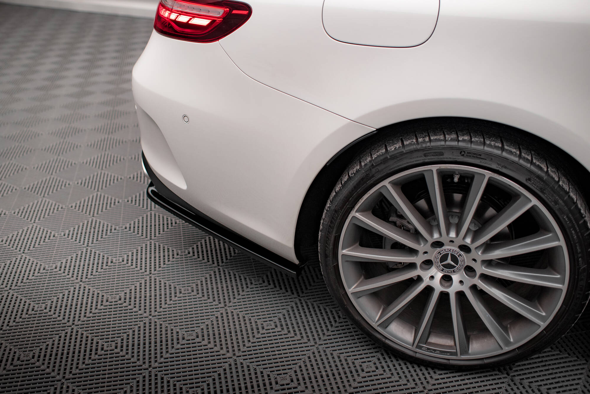 Sidesplitters bak Mercedes-Benz E AMG-Line (C238/A238) 2017 - 2023 | Glossy Black Edition – bilde 3