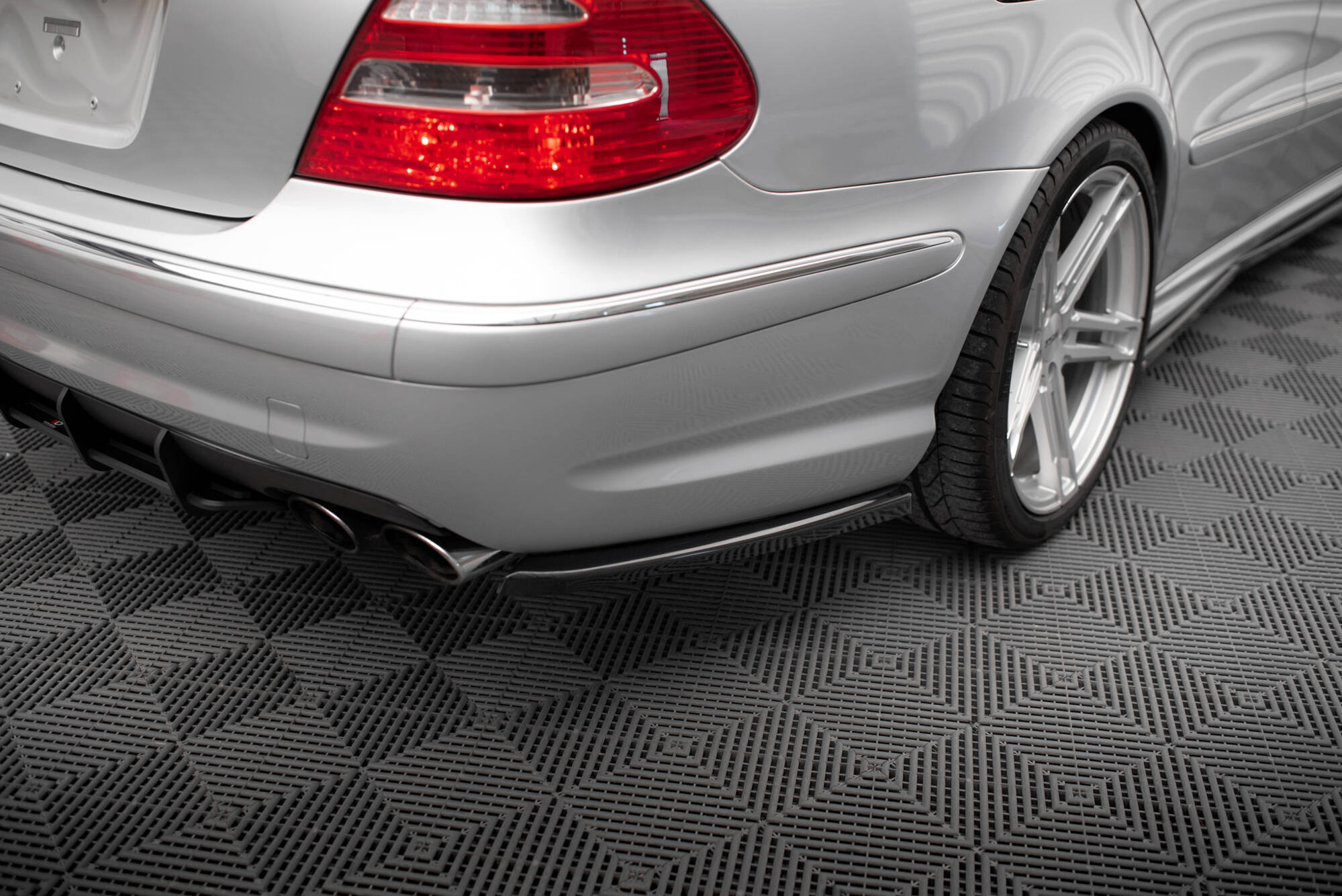 Sidesplitters bak Mercedes-Benz E55 AMG (W211) 2003 - 2006 | Glossy Black Edition