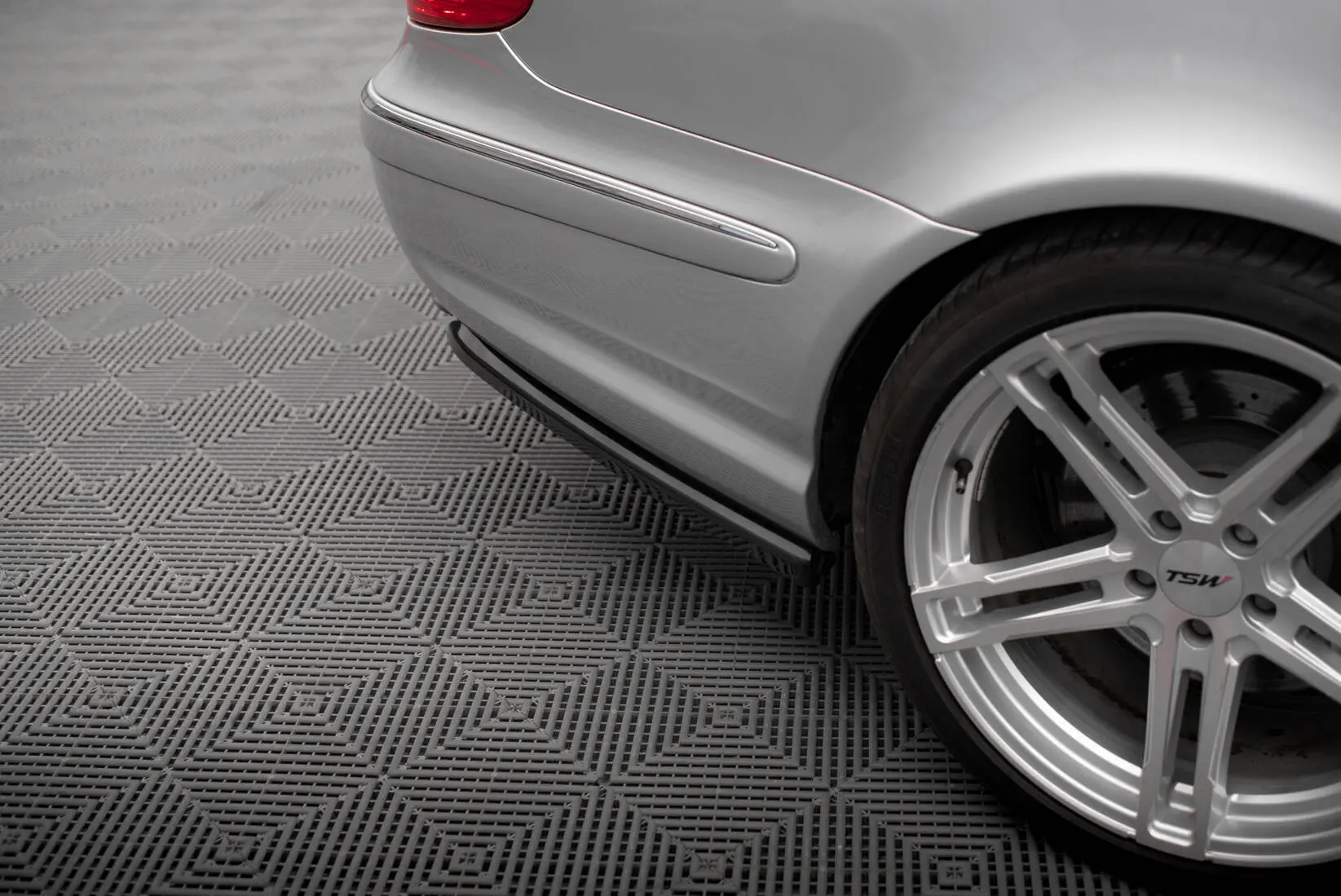 Sidesplitters bak Mercedes-Benz E55 AMG (W211) 2003 - 2006 | Glossy Black Edition – bilde 2