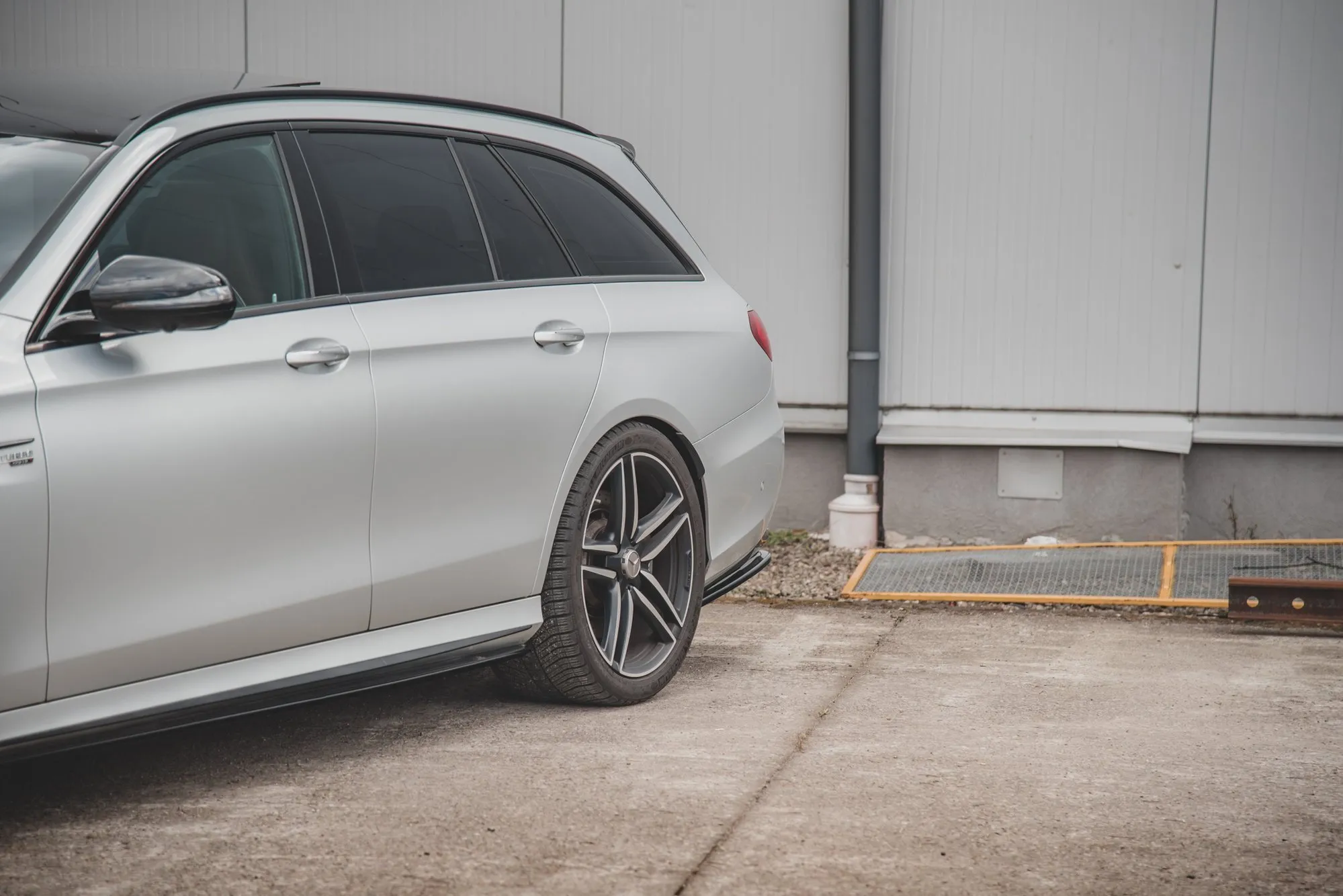 Sidesplitters bak Mercedes-Benz E63 AMG (W213 / S213) 2016-2020 | Glossy Black Edition – bilde 3