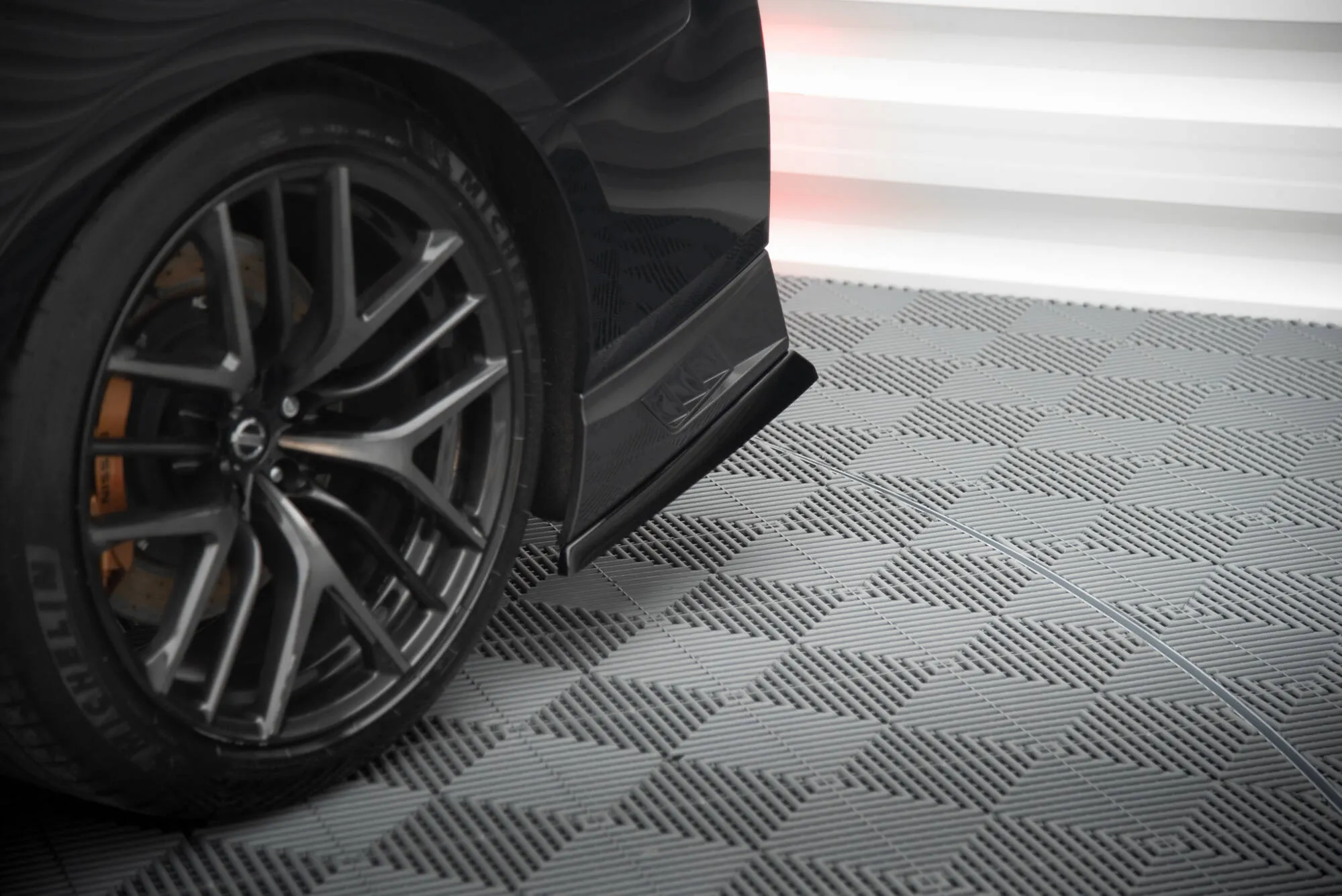 Sidesplitters bak Nissan Gtr R35 facelift 2016 - 2022 | Glossy Black Edition – bilde 3