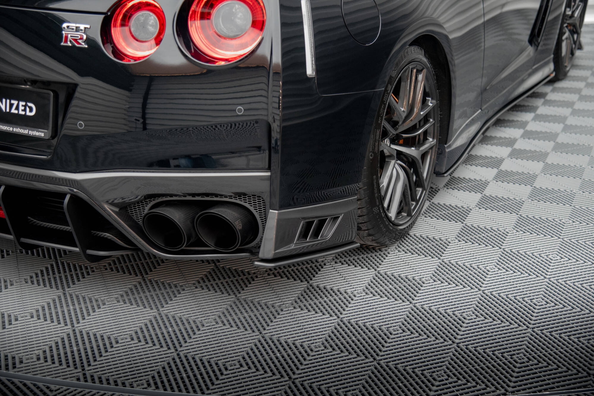 Sidesplitters bak Nissan GTR R35 facelift 2016 - 2022 | Street Pro Black Edition