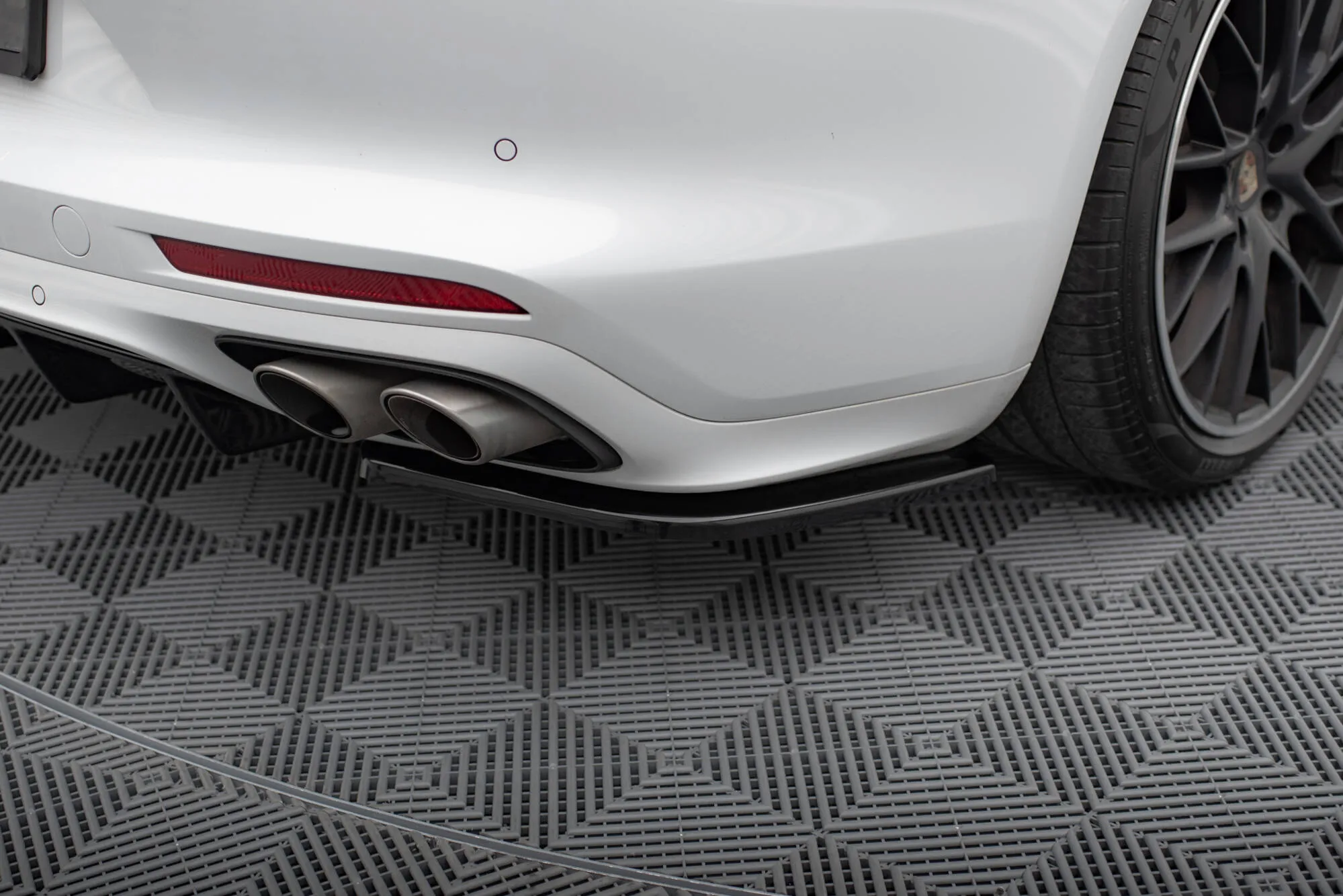 Sidesplitters bak Porsche Panamera GTS (971) 2019 - 2020 | Glossy Black Edition