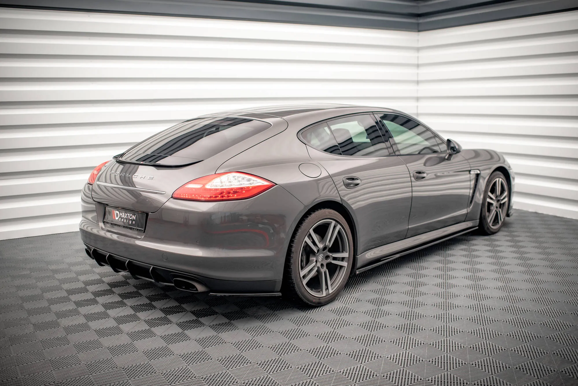 Sidesplitters bak Porsche Panamera I (970) 2009-2013 / Panamera Diesel I (970) 2011-2013 | Glossy Black Edition