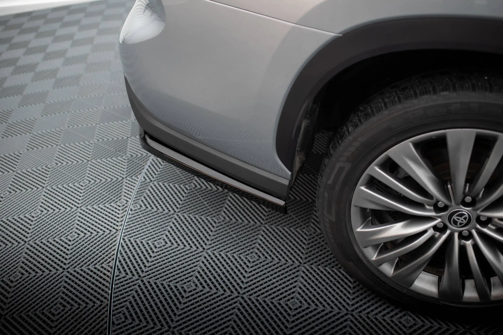 Sidesplitters bak Toyota Highlander IV 2019-> | Glossy Black Edition – bilde 3