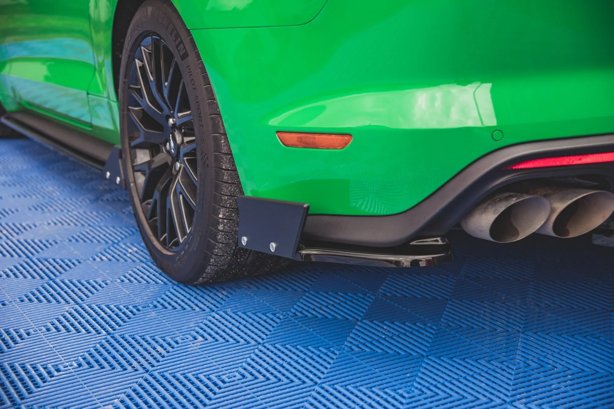 Sidesplitters bak V.1 + Flopper Ford Mustang GT mk6 2017-> facelift | Glossy Black Edition