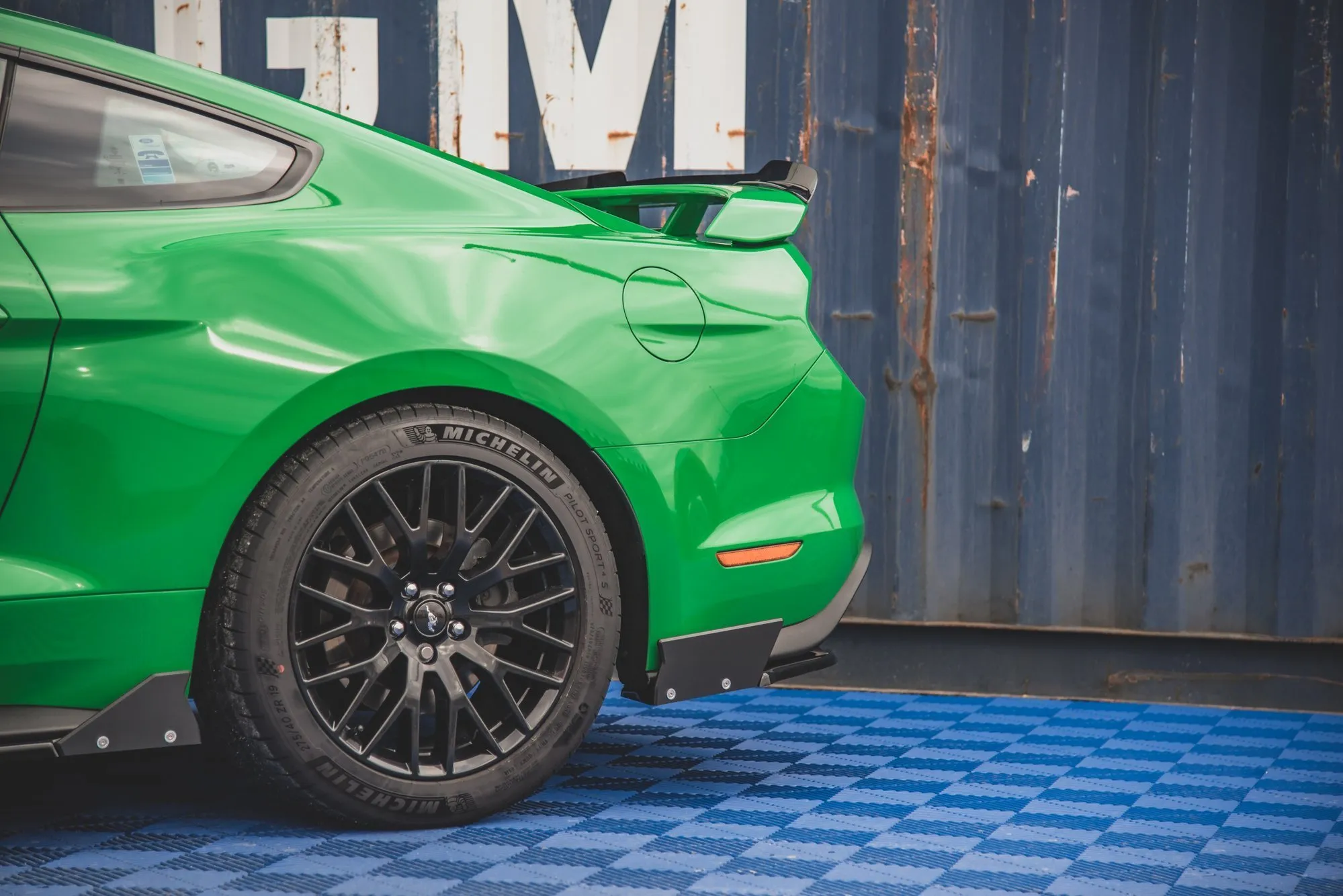 Sidesplitters bak V.1 + Flopper Ford Mustang GT mk6 2017-> facelift | Glossy Black Edition – bilde 2