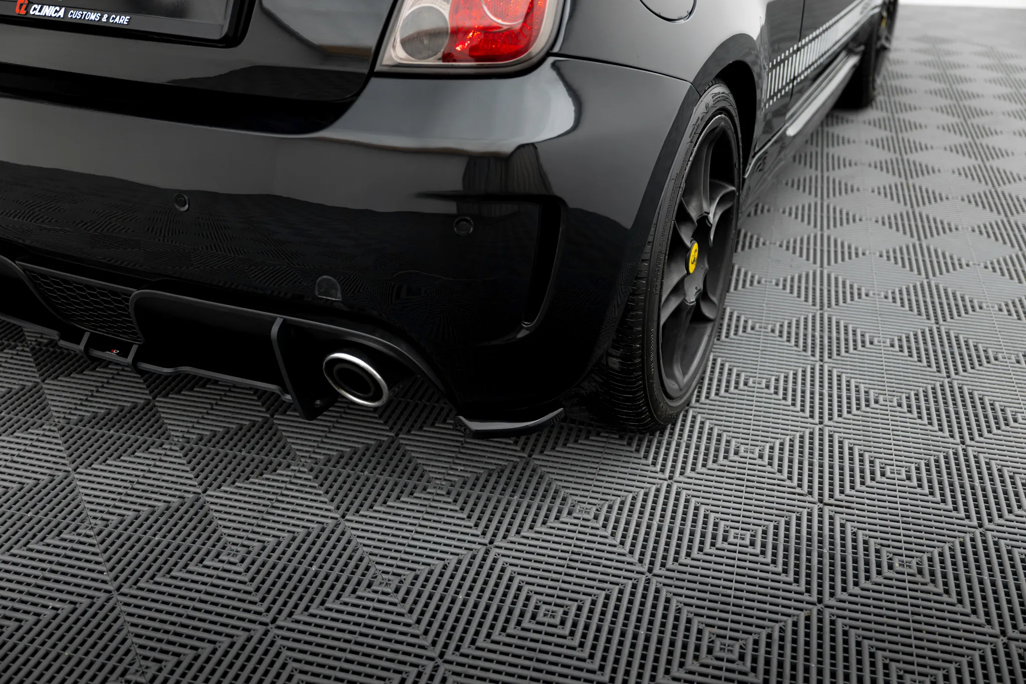 Sidesplitters bak V.2 Fiat 500 Abarth MK1 2008- 2012 | Glossy Black Edition