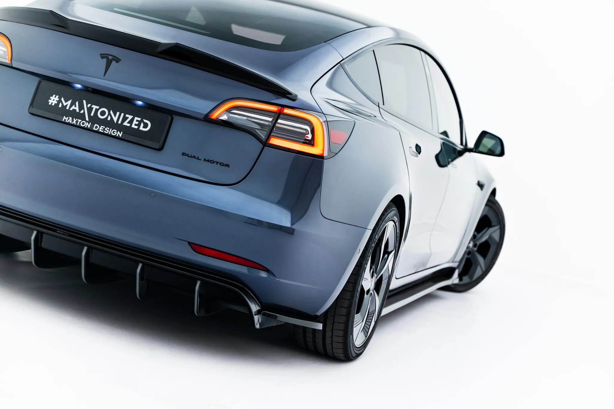 Sidesplitters bak V.2 lepper Tesla Model 3 2017 - 2023 | Glossy Black Edition – bilde 2