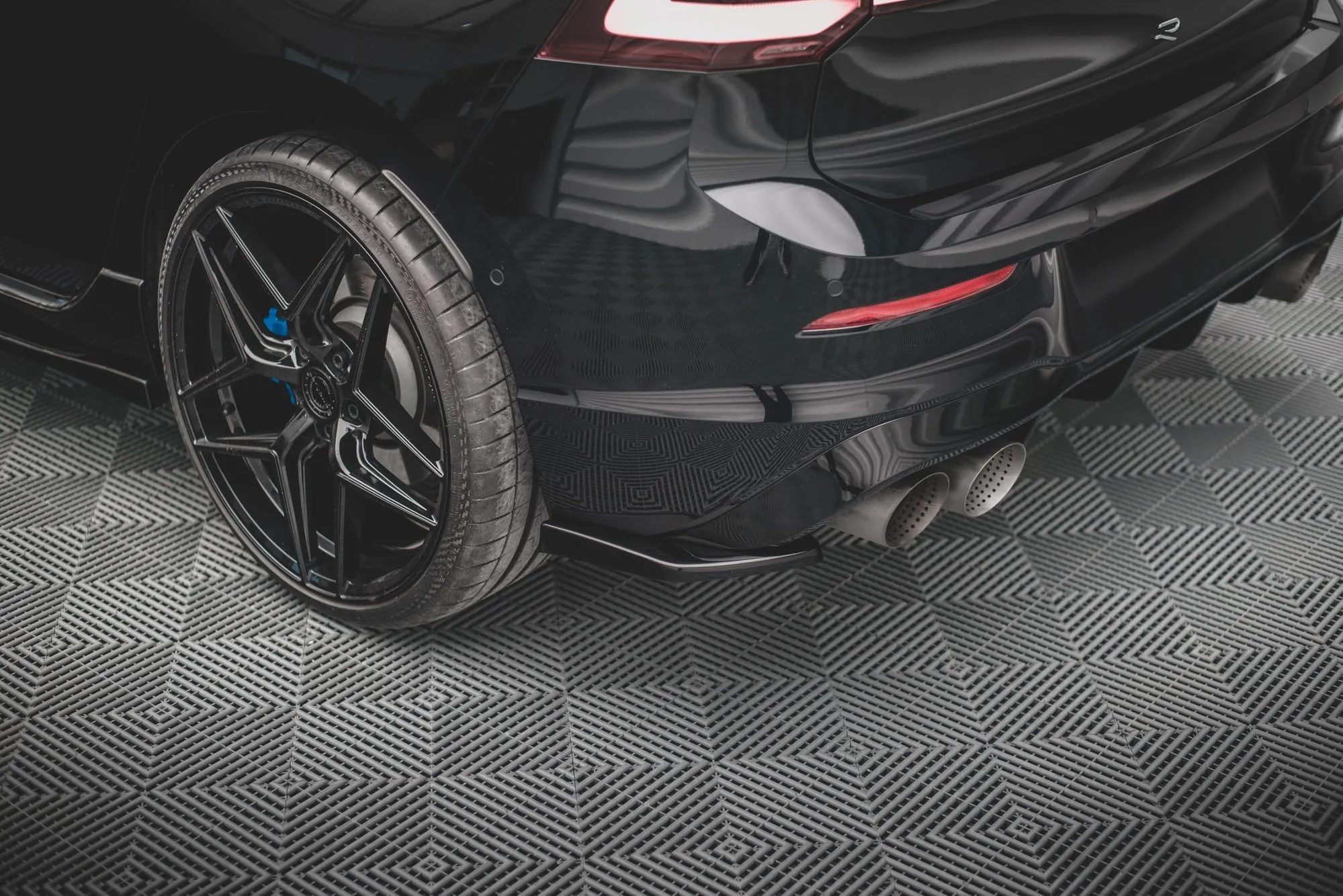 Sidesplitters bak V.2 VW Golf R Mk8 2020 - > | Glossy Black Edition