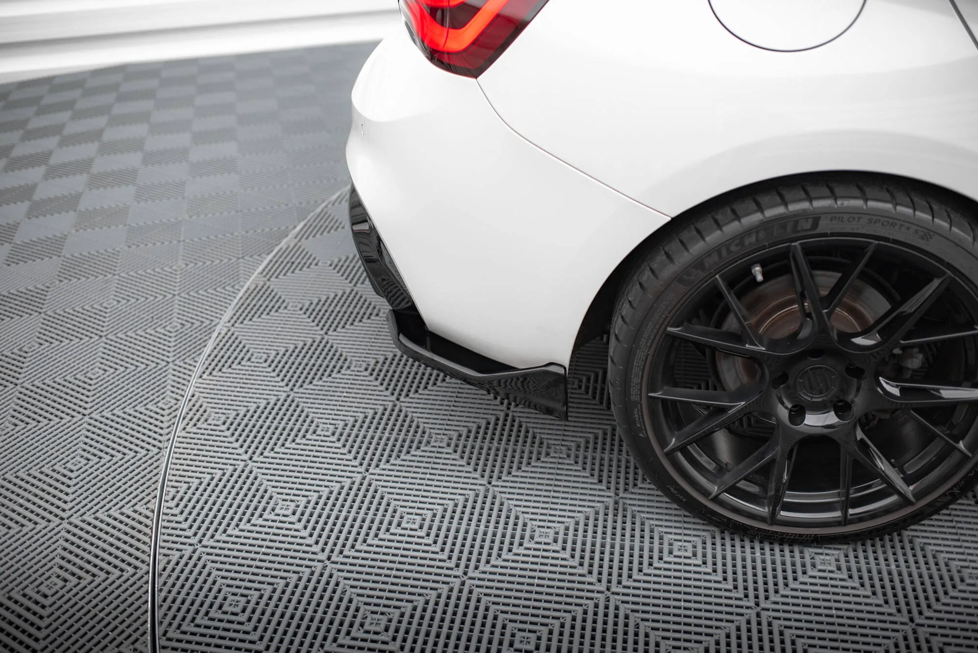 Sidesplitters bak V.3 BMW 1 (F20 / F21) M Power LCI 2015 - 2019 (v2) | Glossy Black Edition – bilde 3