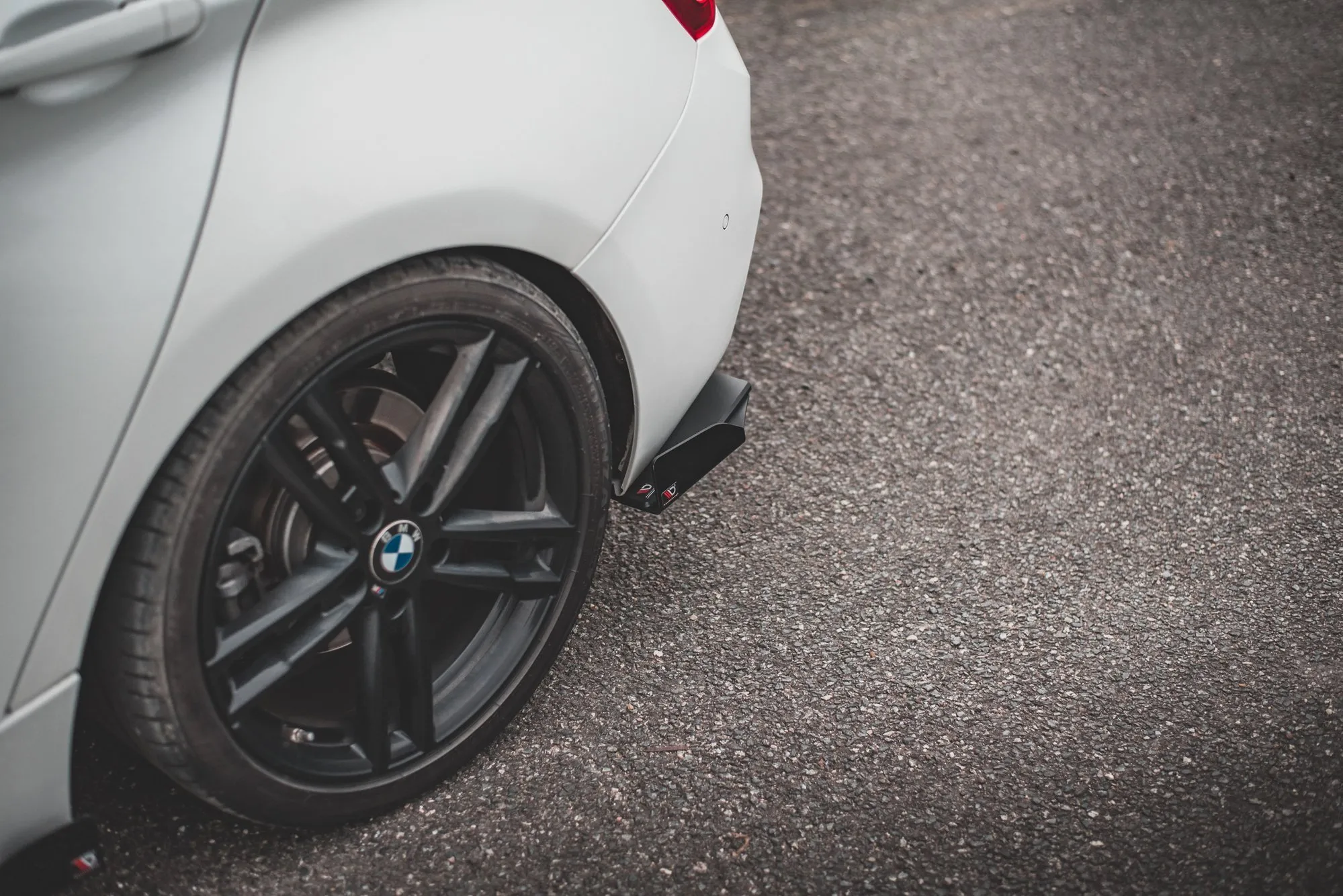 Sidesplitters bak V.3 + Flopper BMW 1 (F20) M Pack LCI 2015 - 2019 | Street Pro Black Edition – bilde 4