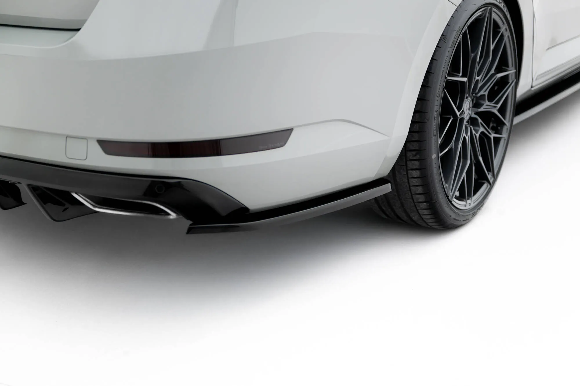 Sidesplitters bak V.3 Skoda Superb III 2015 - 2019 | Glossy Black Edition