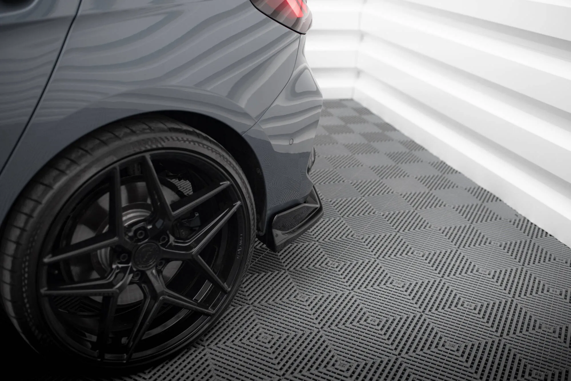 Sidesplitters bak V.4 BMW 1 (F40) M-Pack / BMW M135i (F40) 2019 - 2024 | Glossy Black Edition – bilde 2
