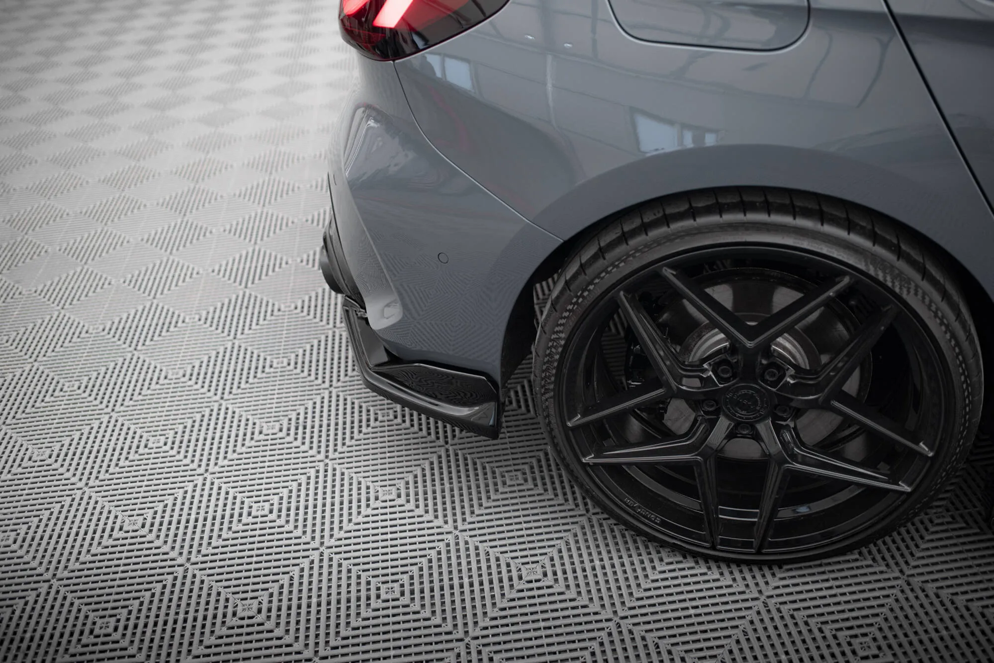 Sidesplitters bak V.4 BMW 1 (F40) M-Pack / BMW M135i (F40) 2019 - 2024 | Glossy Black Edition – bilde 3