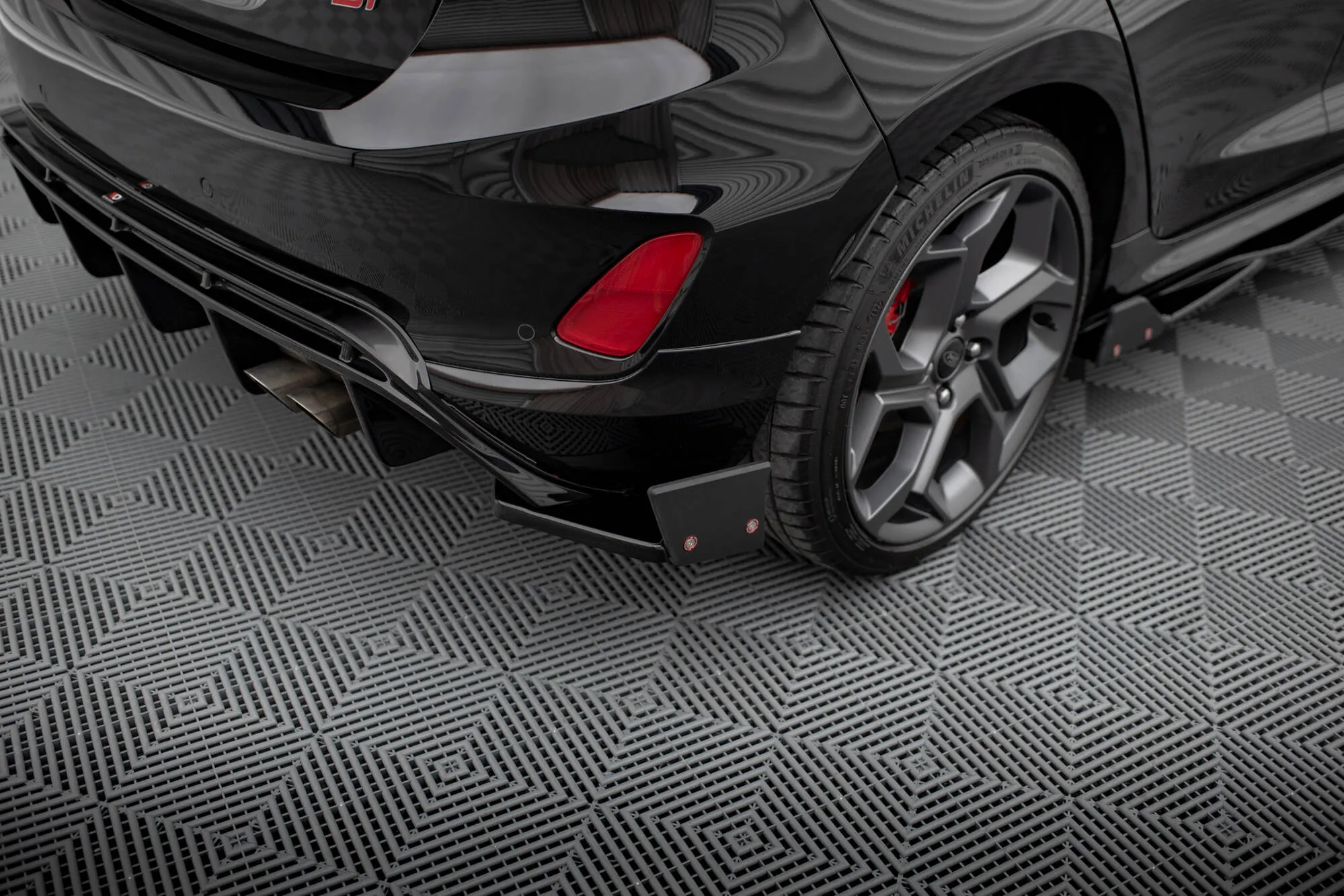Sidesplitters bak V.4 + Flopper V.1 Ford Fiesta Mk7 ST / ST-Line 2016 - 2023 | Glossy Black Edition – bilde 5