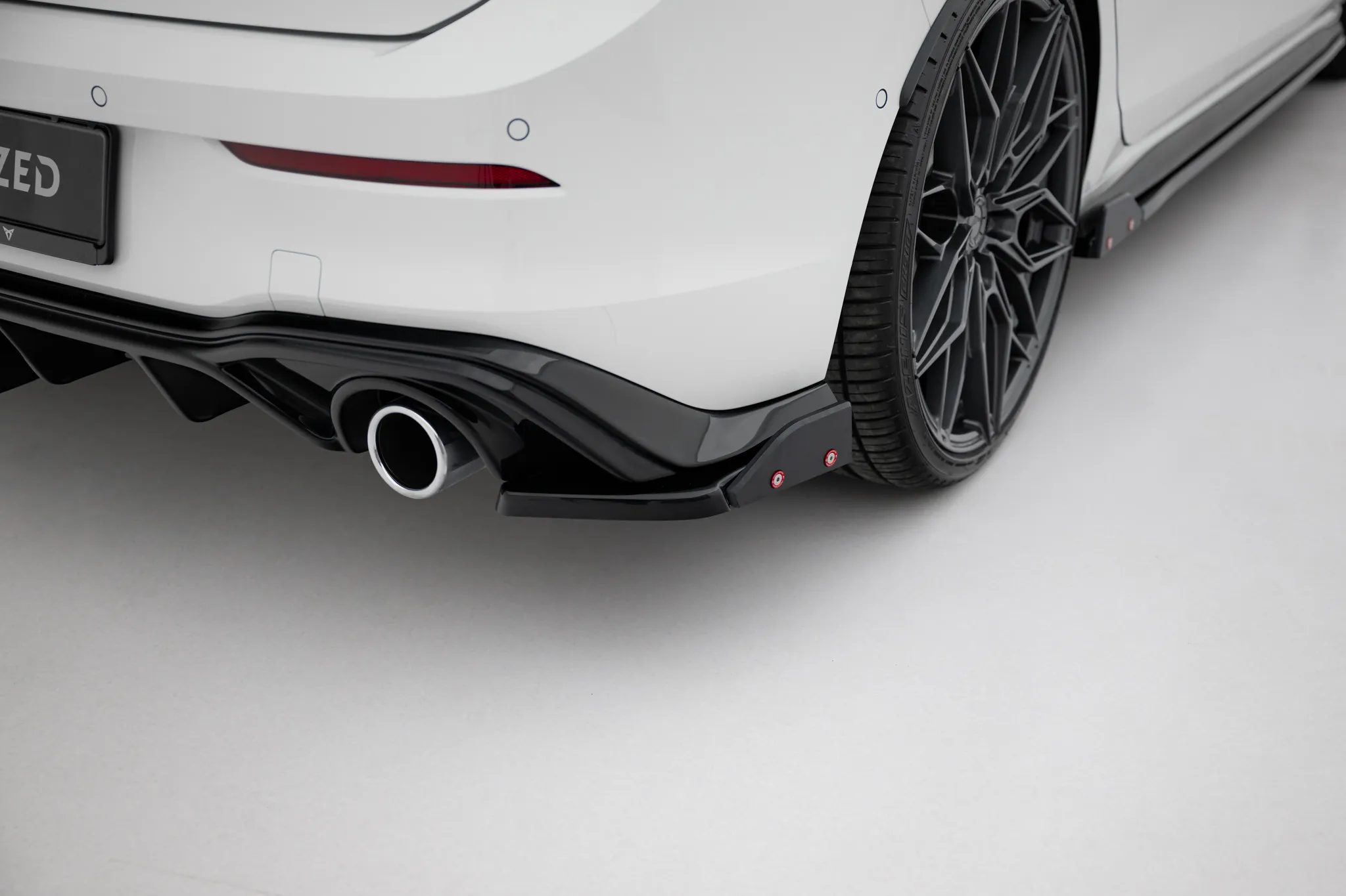 Sidesplitters bak V.4 + Flopper VW Golf 8 GTI / GTE 2019 -> | Glossy Black Edition