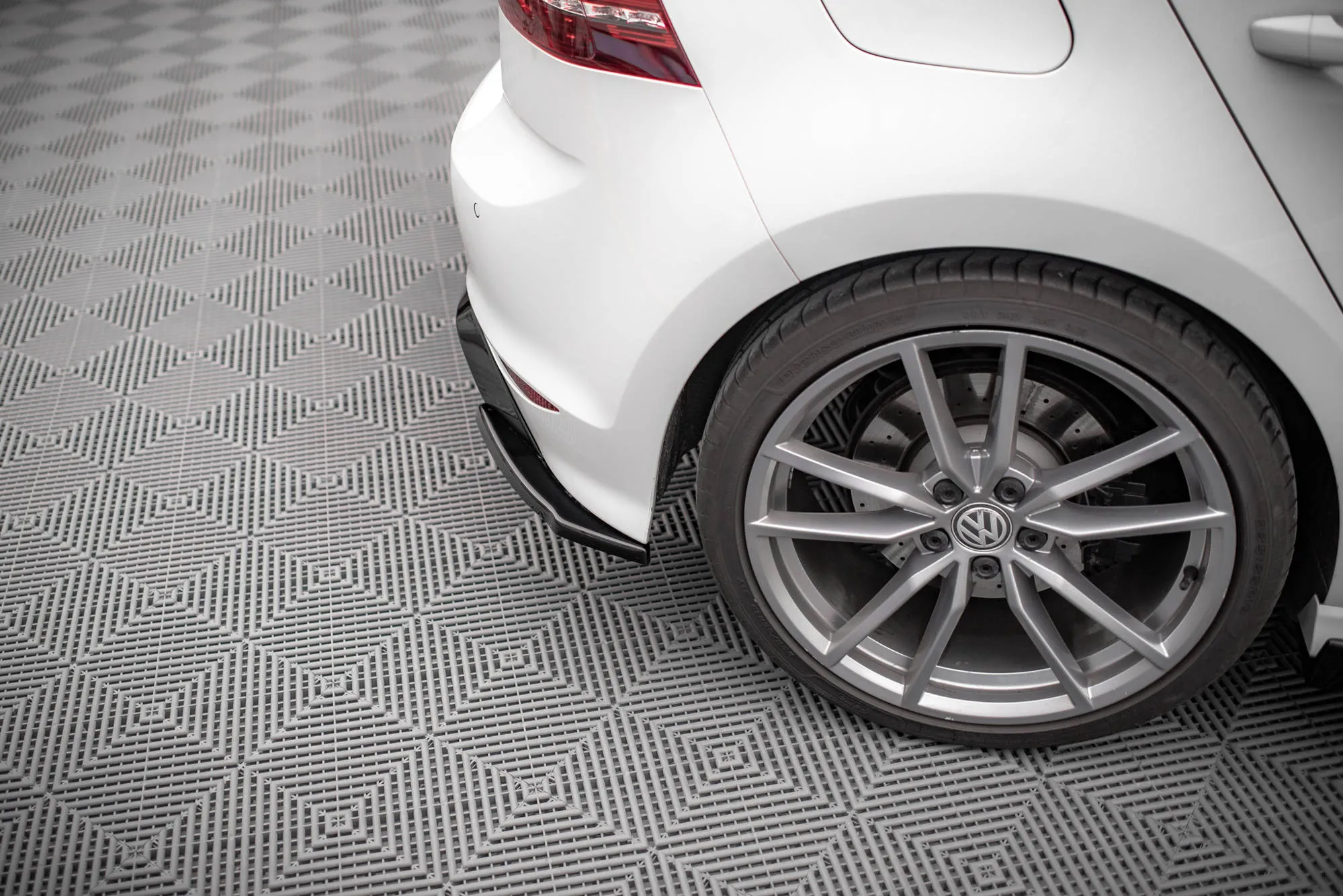 Sidesplitters bak V.4 Volkswagen Golf 7 R/R-Line 2013-2016 | Glossy Black Edition – bilde 4