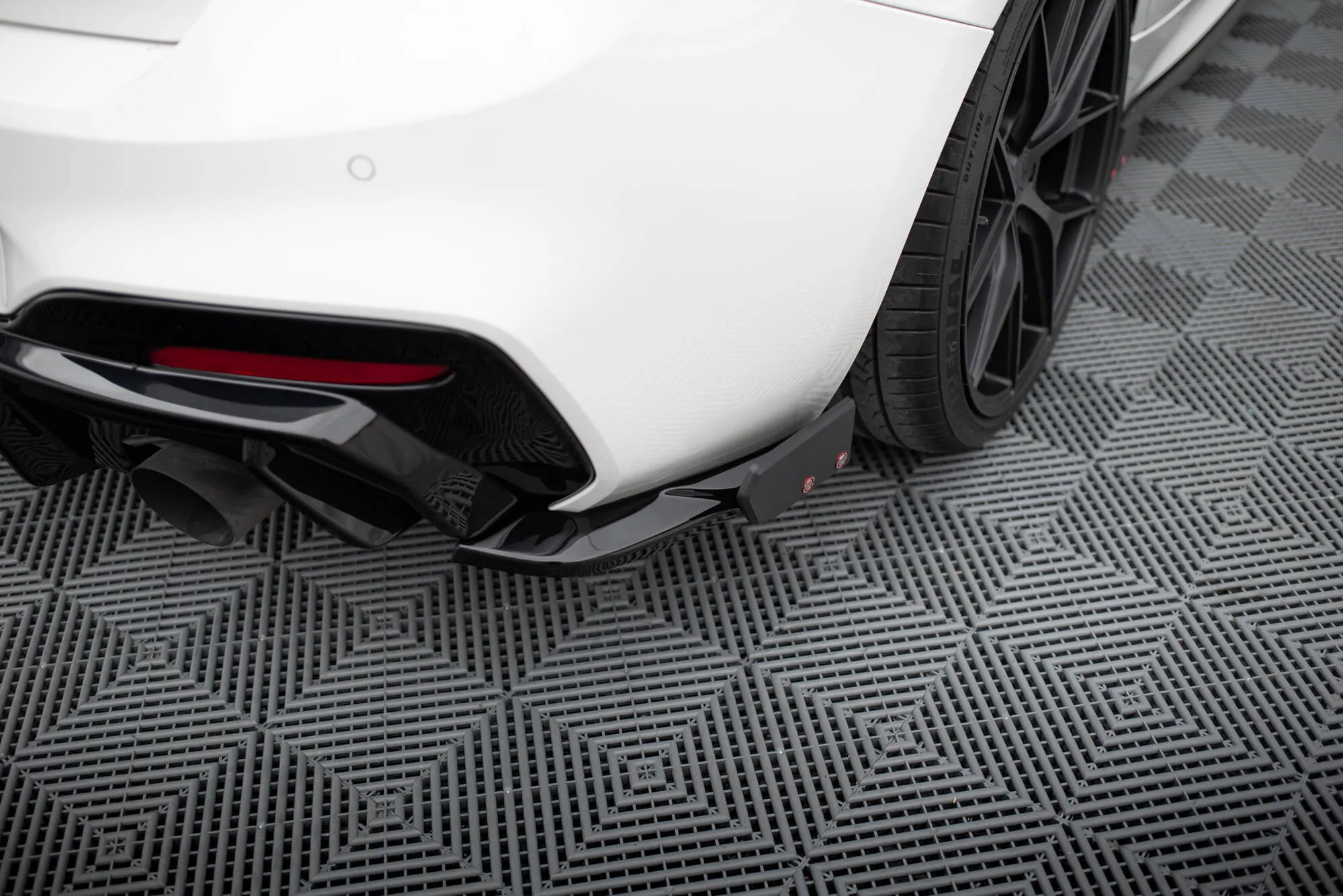 Sidesplitters bak V.5 + Flopper BMW 1 (F20 / F21) M Power LCI 2015 - 2019 | Glossy Black Edition