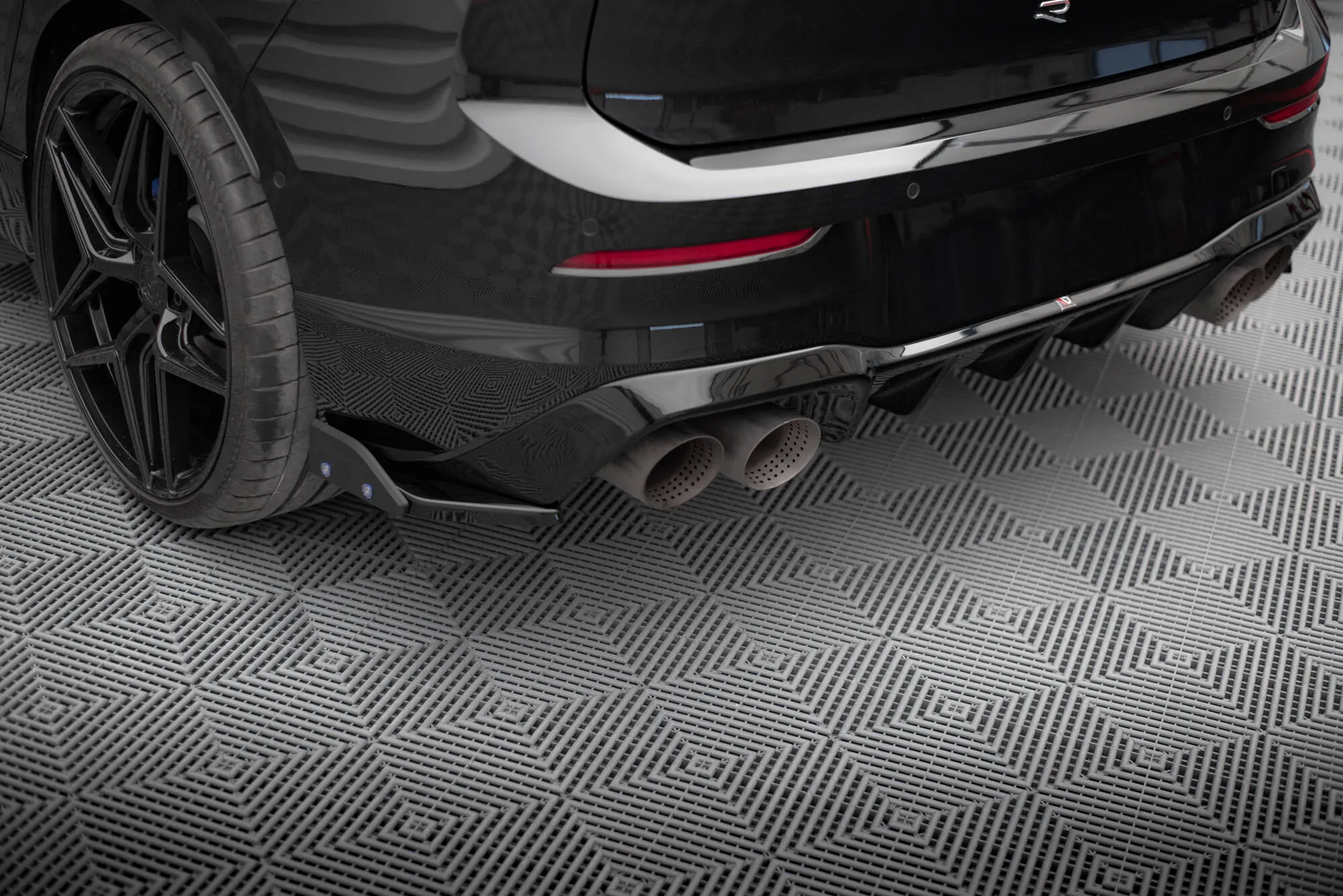 Sidesplitters bak V.5 + Flopper VW Golf R Mk8 2020 - > | Glossy Black Edition