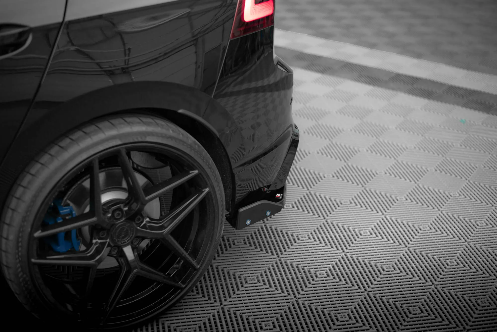 Sidesplitters bak V.6 + Flopper VW Golf R Mk8 2020 - > | Glossy Black Edition – bilde 3