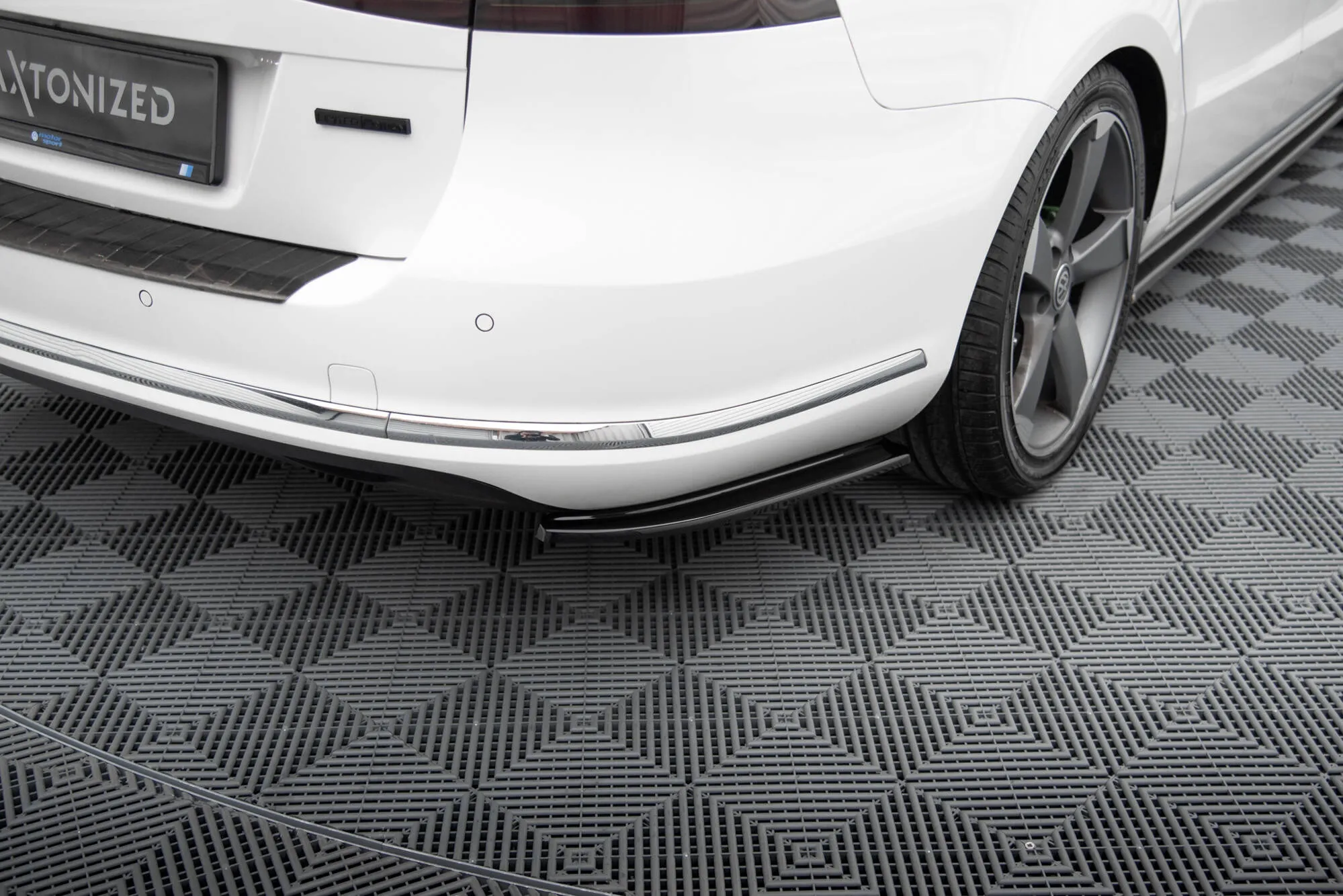 Sidesplitters bak Volkswagen Passat (Mk7) 2010-2015 | Glossy Black Edition