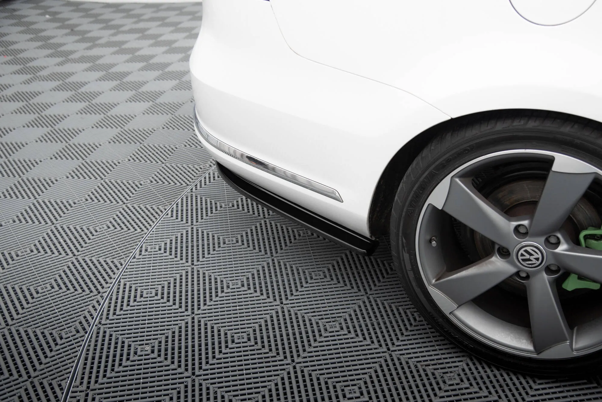 Sidesplitters bak Volkswagen Passat (Mk7) 2010-2015 | Glossy Black Edition – bilde 2