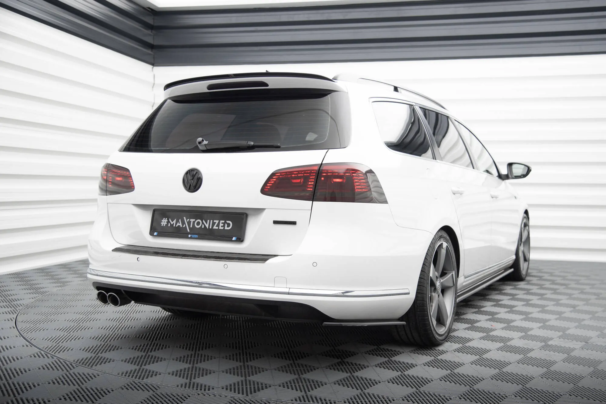 Sidesplitters bak Volkswagen Passat (Mk7) 2010-2015 | Glossy Black Edition – bilde 3