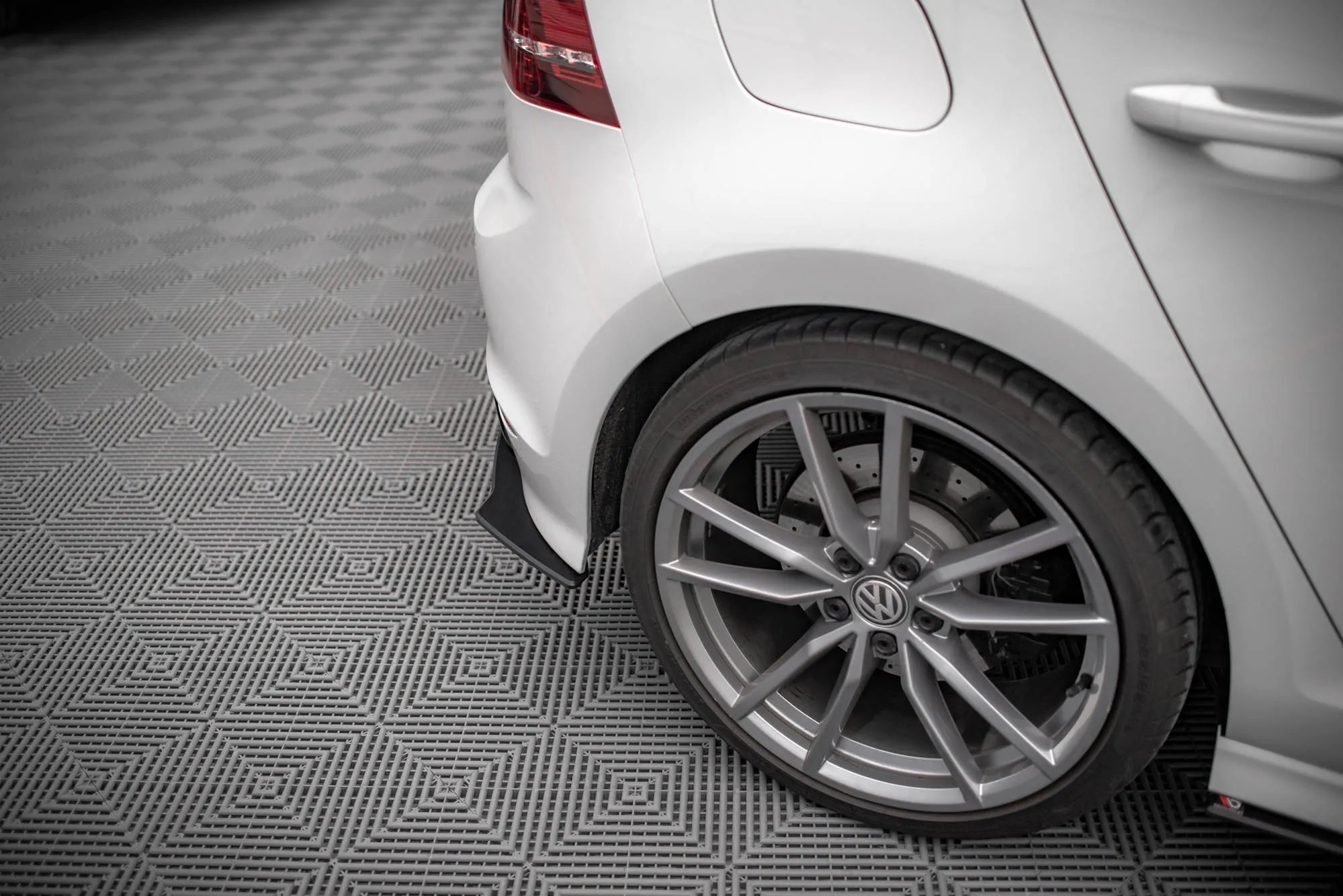 Sidesplitters bak VW Golf R Mk7 2013-2016 | Street Pro Black Edition – bilde 3