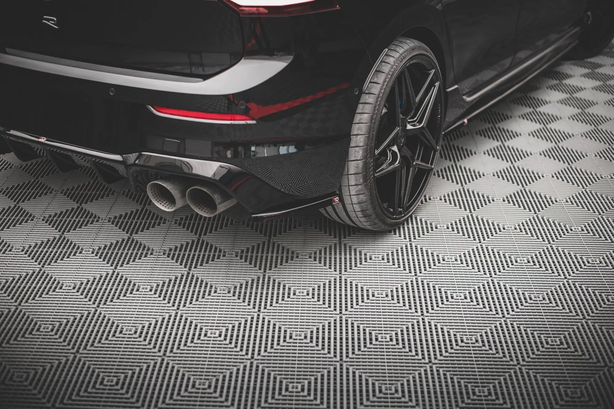 Sidesplitters bak VW Golf R Mk8 2020 - > | V.3 Glossy Black Edition