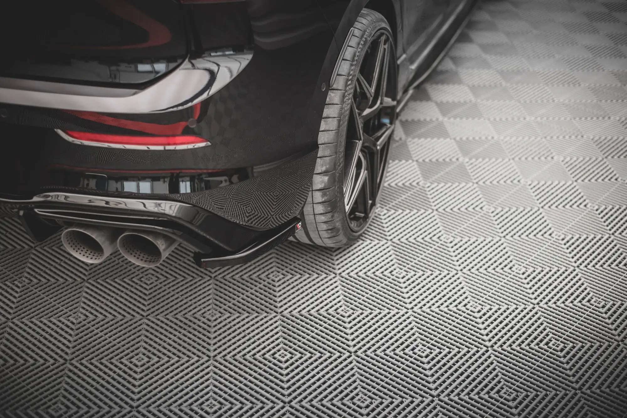 Sidesplitters bak VW Golf R Mk8 2020 - > | V.4 Glossy Black Edition