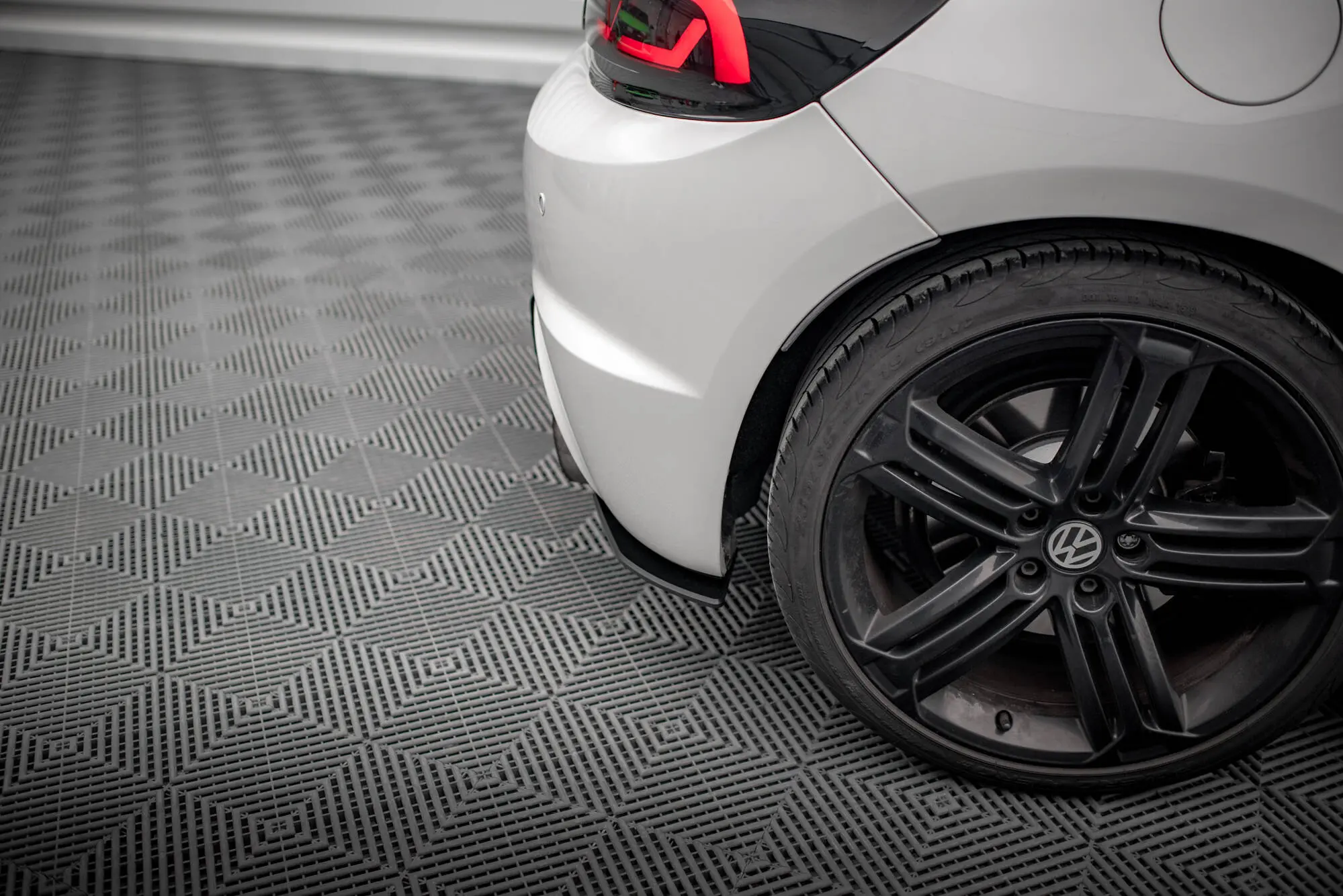 Sidesplitters bak VW Scirocco R mk3 2008 - 2014 | Street Pro Black Edition