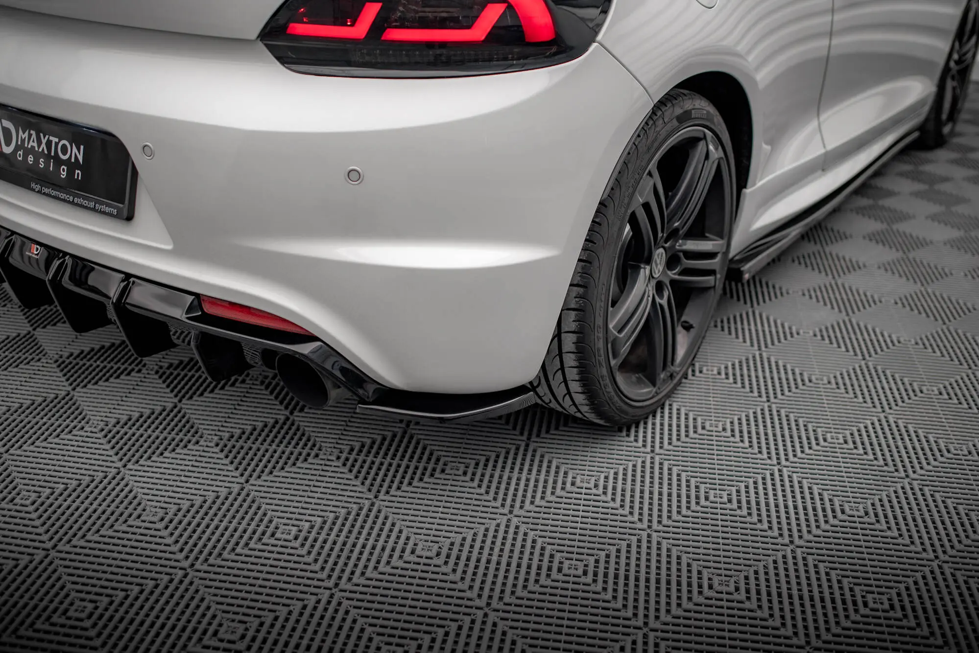 Sidesplitters bak VW Scirocco R mk3 2008 - 2014 | V.3 Glossy Black Edition