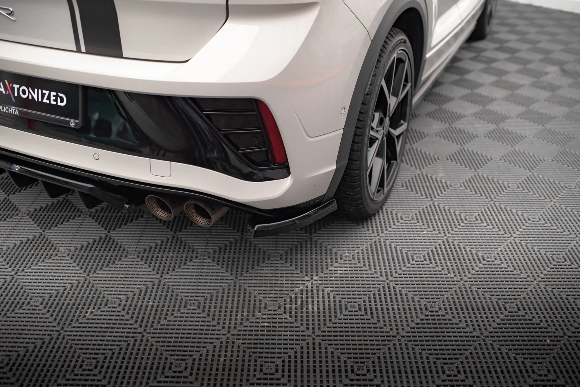 Sidesplitters bak VW T-Roc Facelift 2021 - 2025 | Glossy Black Edition