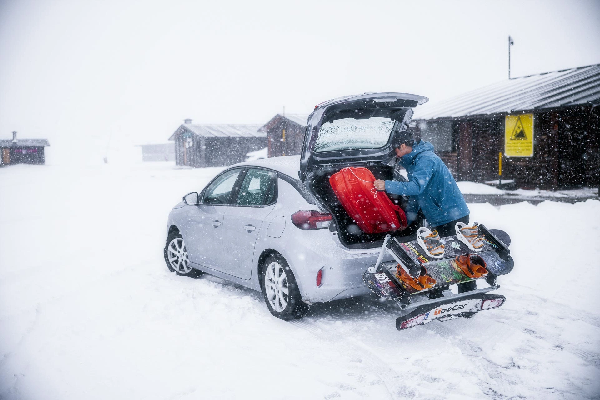 Skiholder TowCar Aneto til tilhengerfeste – 4 par ski / 4 snowboard, 13-pin lyslist - sammenleggbart Image 19