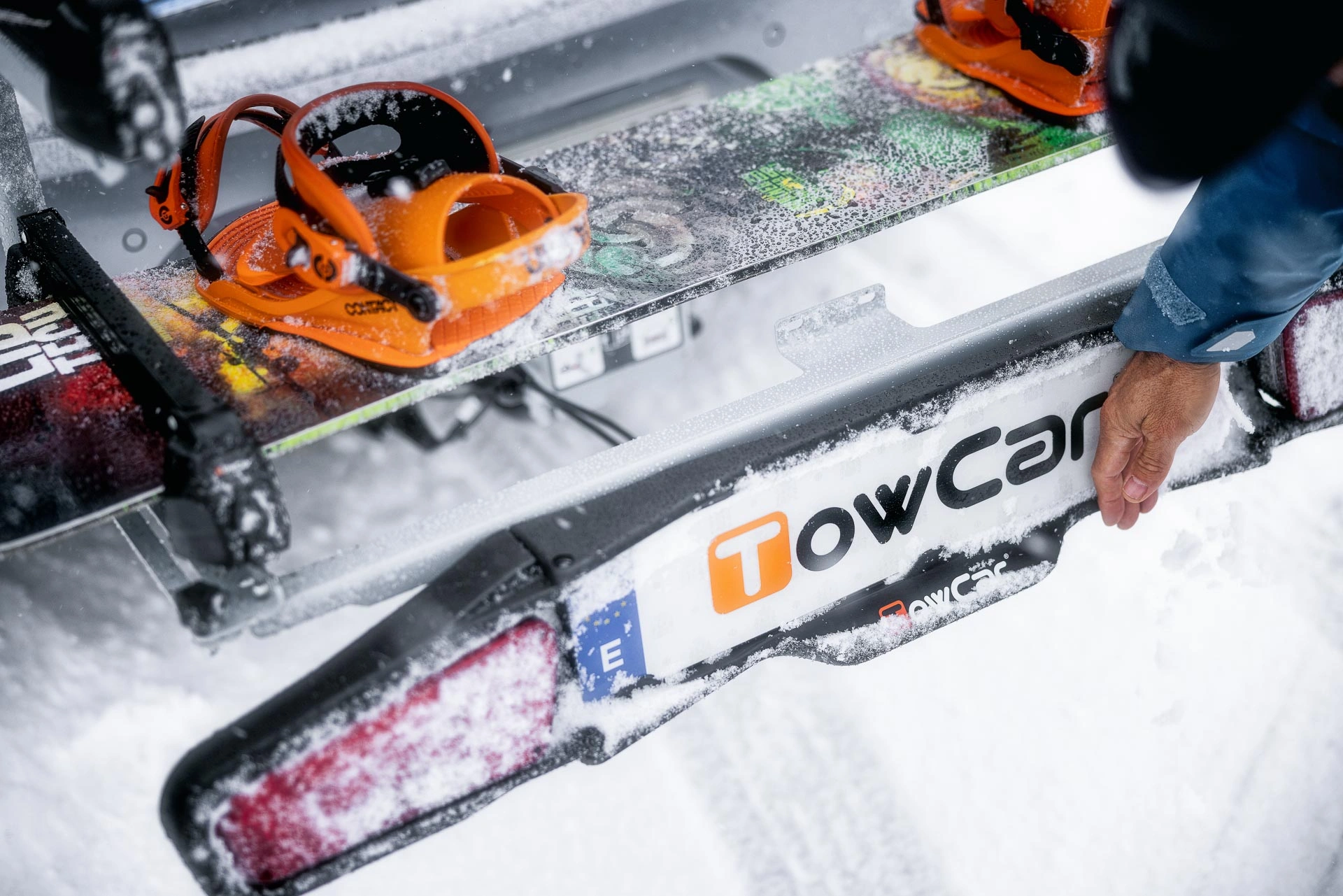 Skiholder TowCar Aneto til tilhengerfeste – 4 par ski / 4 snowboard, 13-pin lyslist - sammenleggbart Image 20