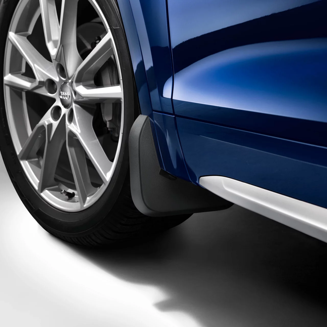 Skvettlapper foran Audi Q6 e-tron 2023 ->